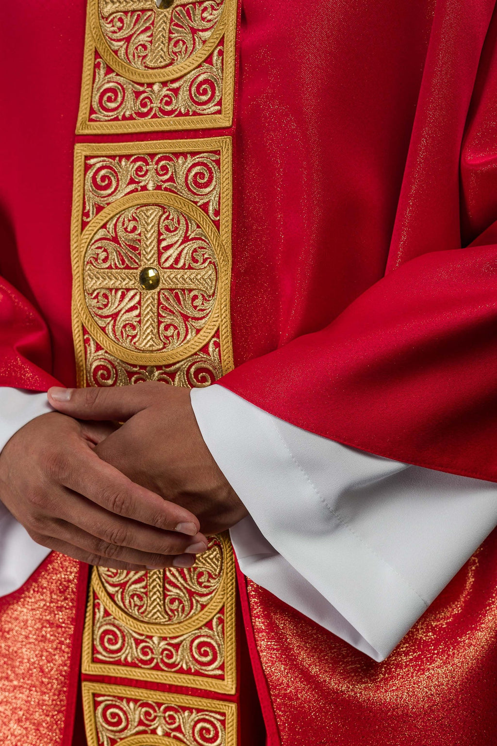 Chasuble rouge richement brodée et décorée de pierres