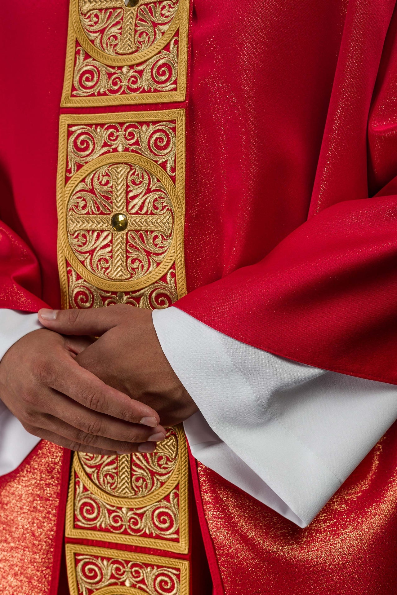 Chasuble rouge richement brodée et décorée de pierres