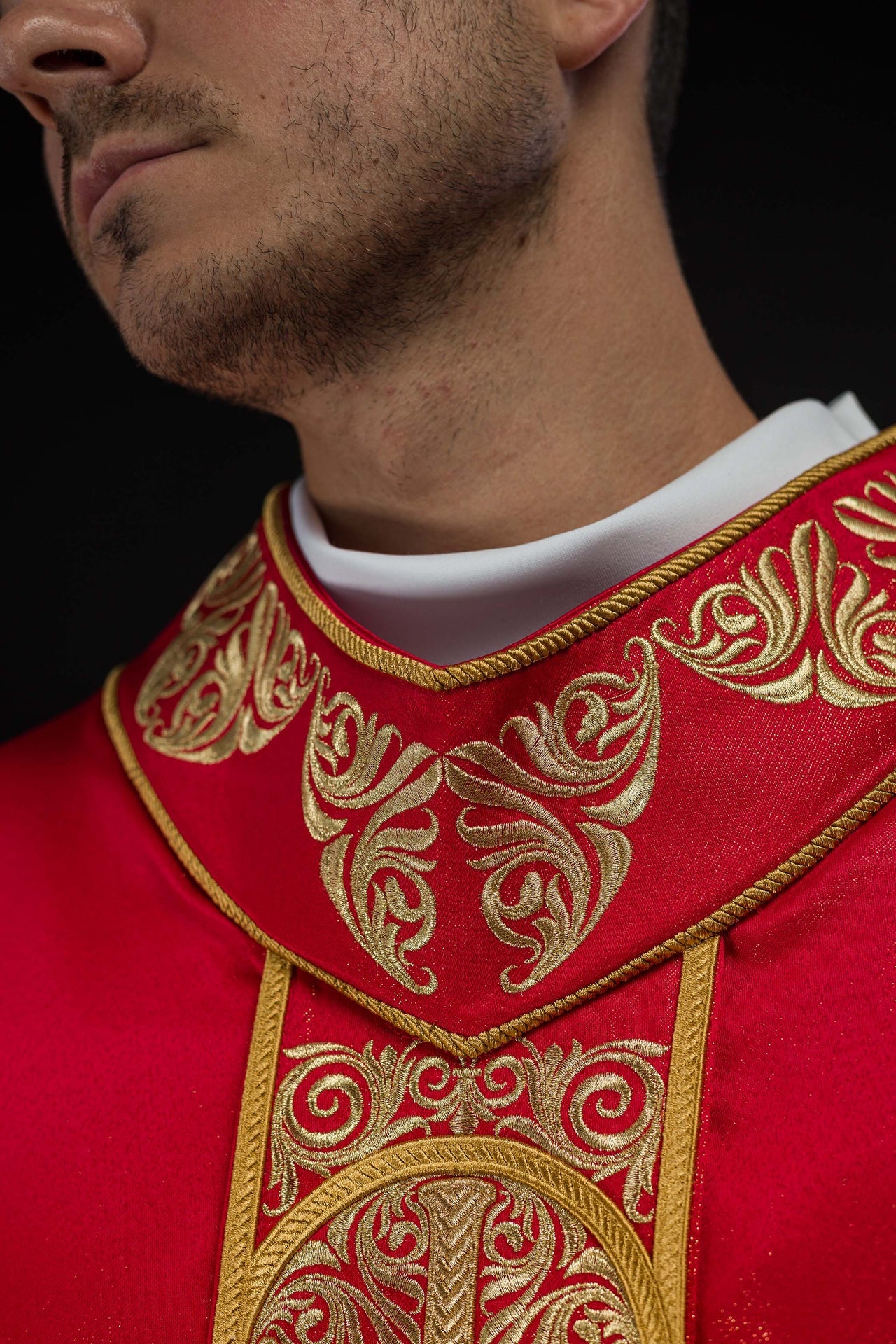 Chasuble rouge richement brodée et décorée de pierres