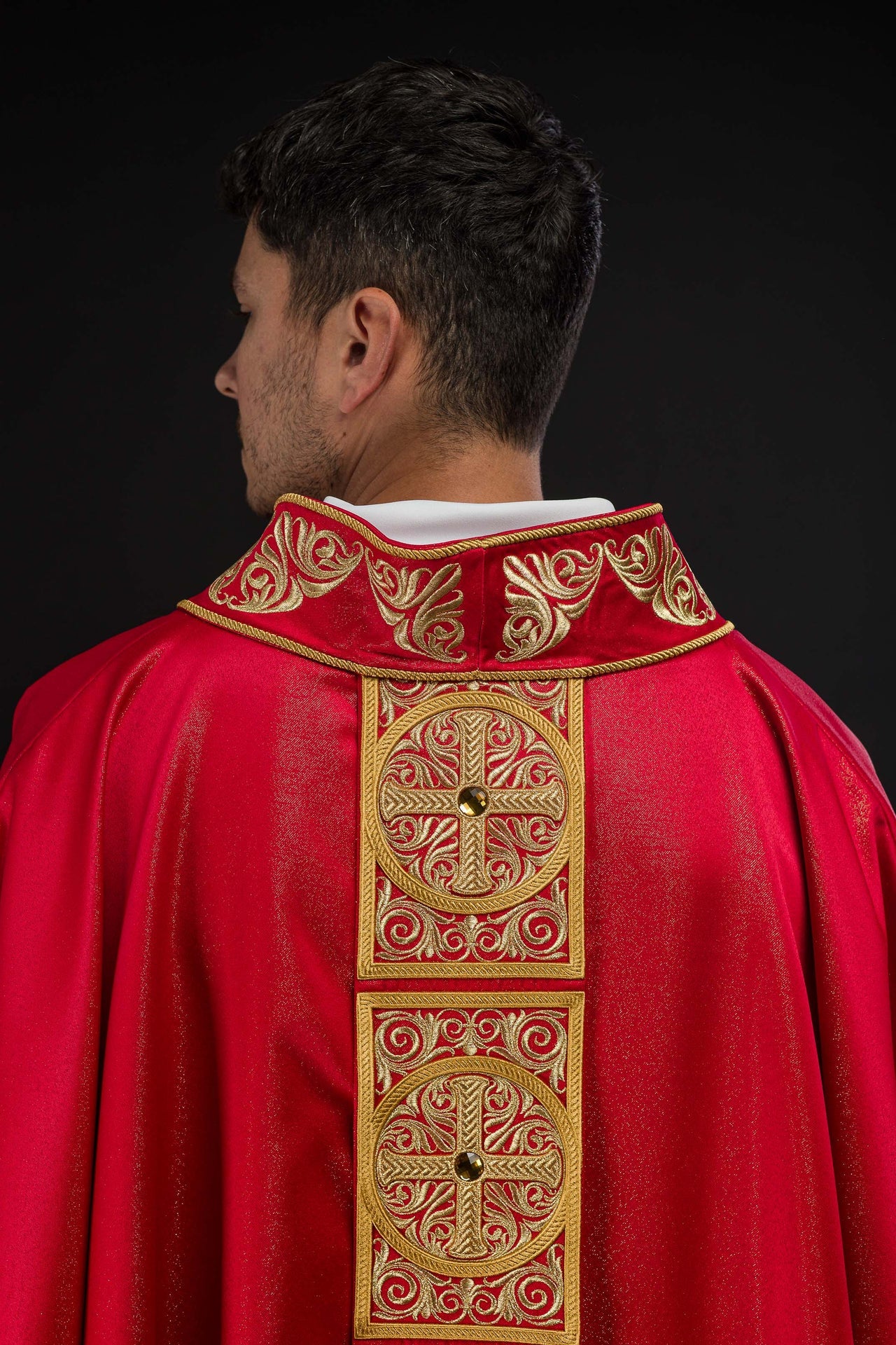Chasuble rouge richement brodée et décorée de pierres
