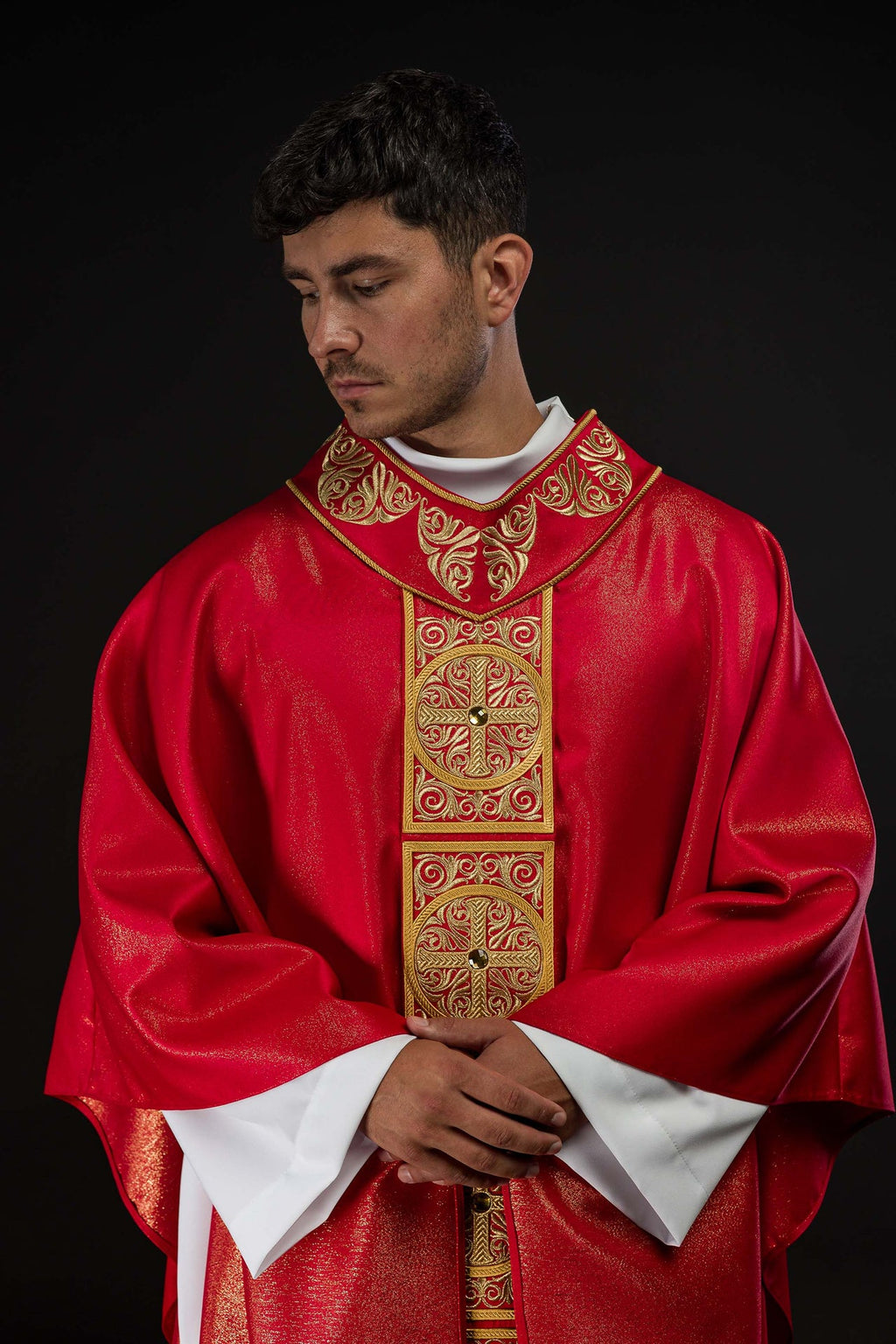 Chasuble rouge richement brodée et décorée de pierres