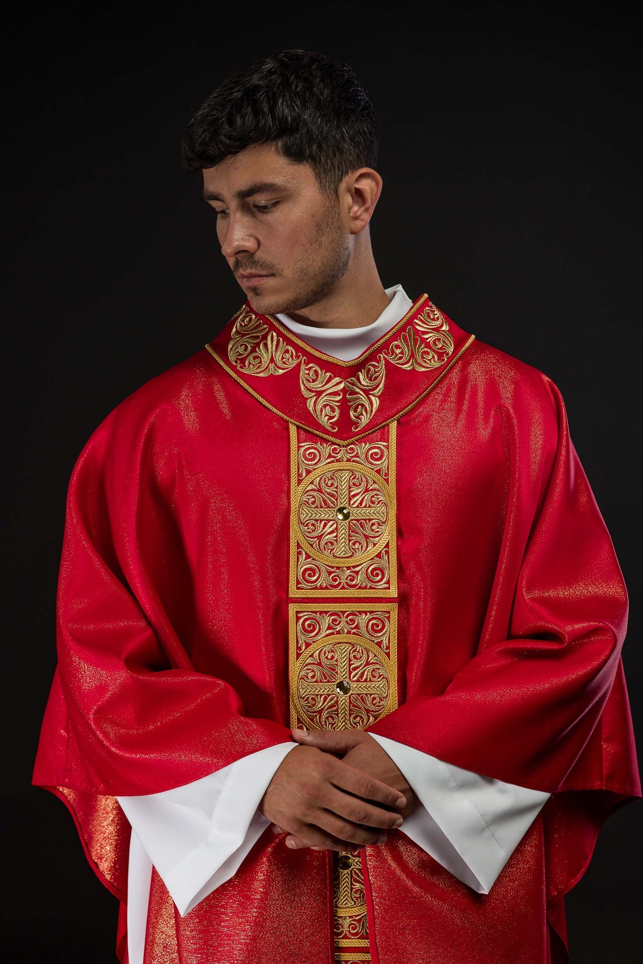 Chasuble rouge richement brodée et décorée de pierres