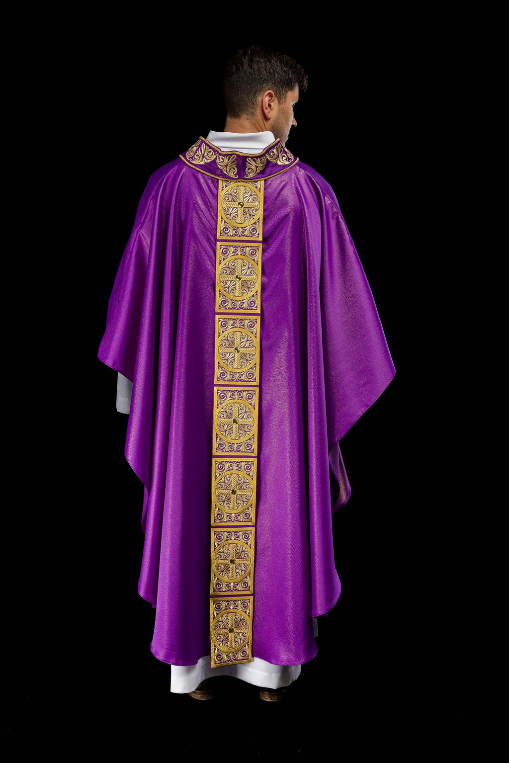 Chasuble violette richement brodée et décorée de pierres