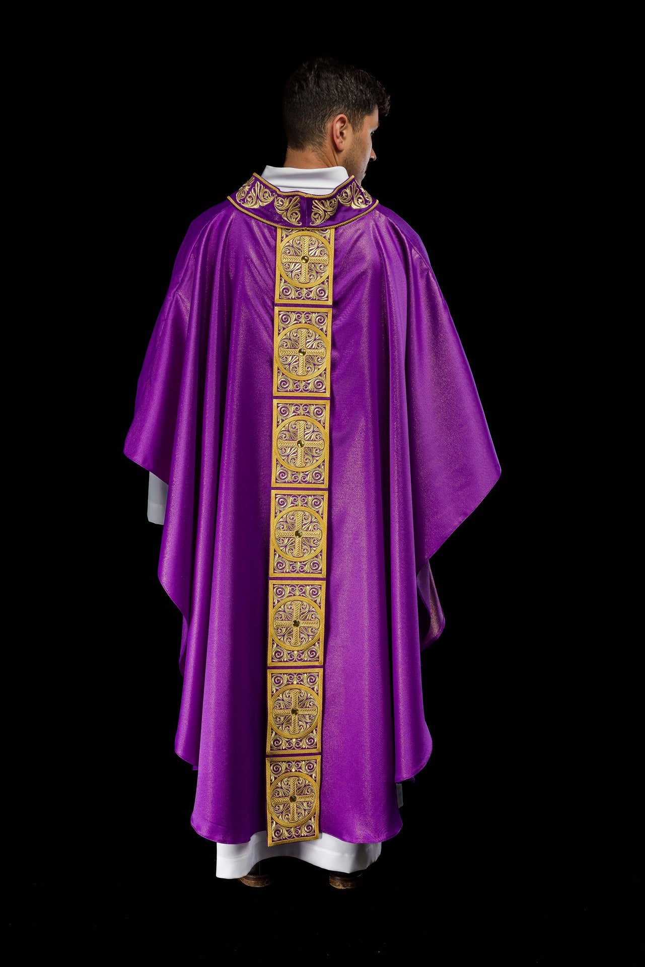 Chasuble violette richement brodée et décorée de pierres