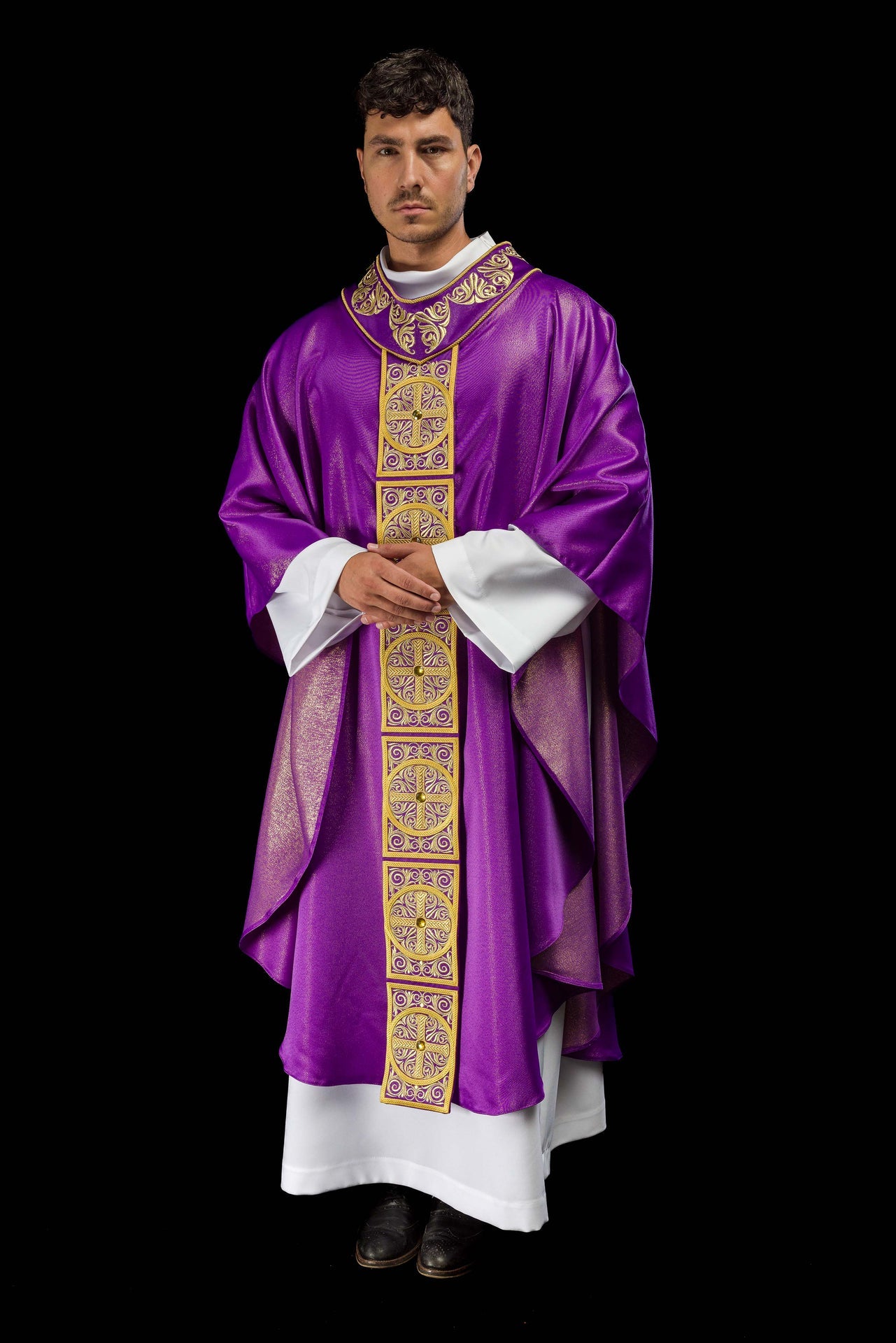 Chasuble violette richement brodée et décorée de pierres