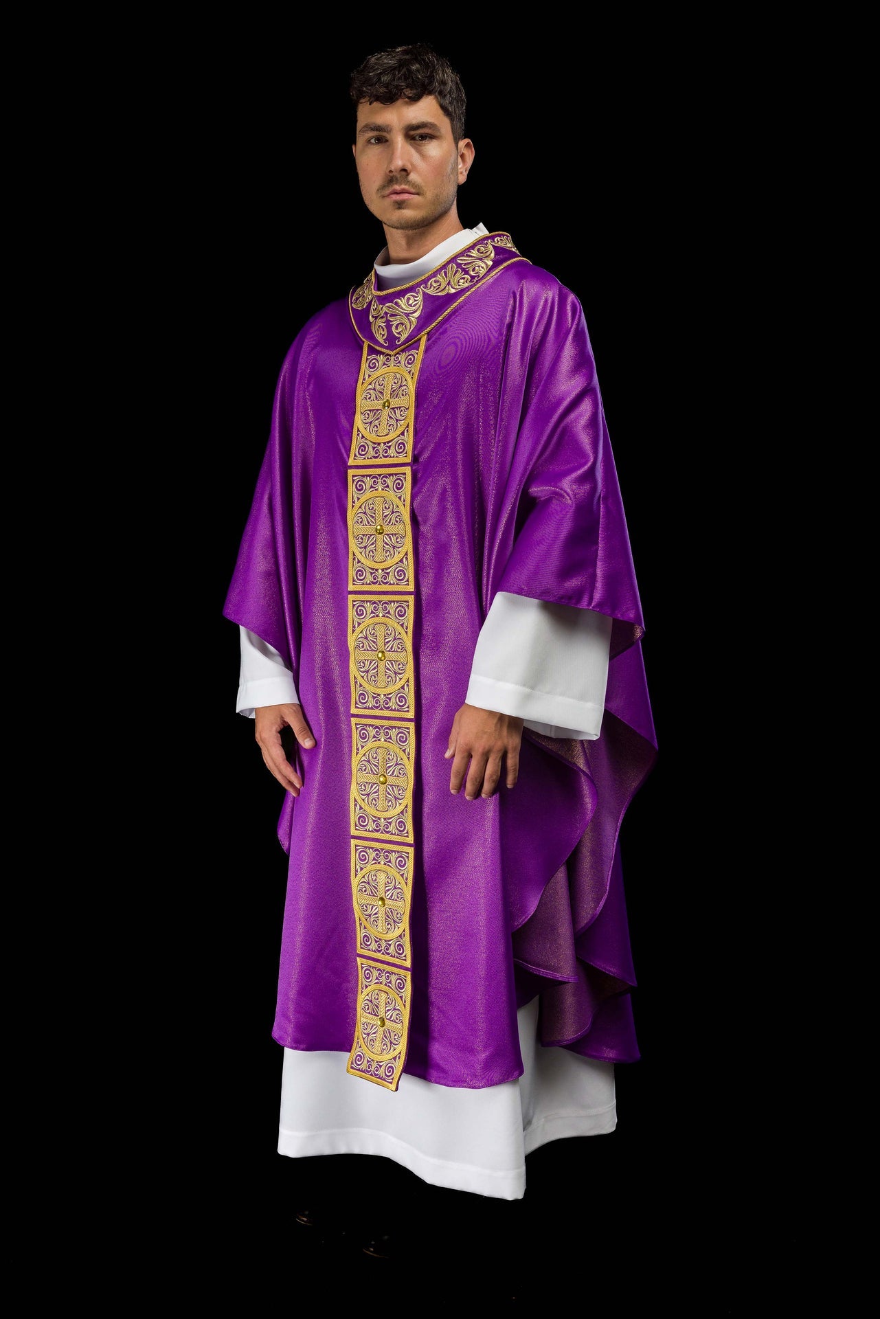 Chasuble violette richement brodée et décorée de pierres
