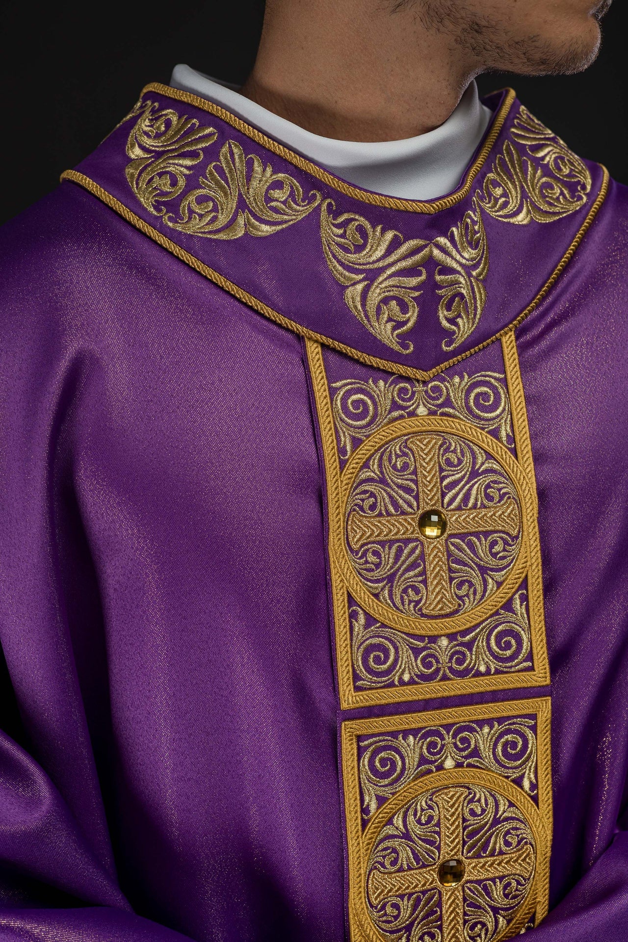 Chasuble violette richement brodée et décorée de pierres