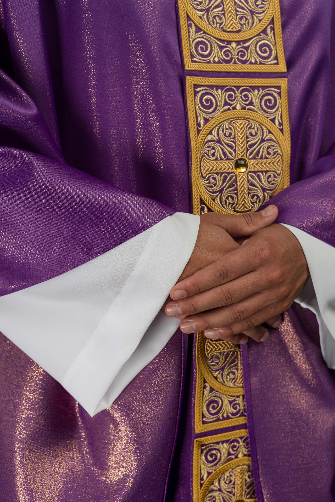 Chasuble violette richement brodée et décorée de pierres