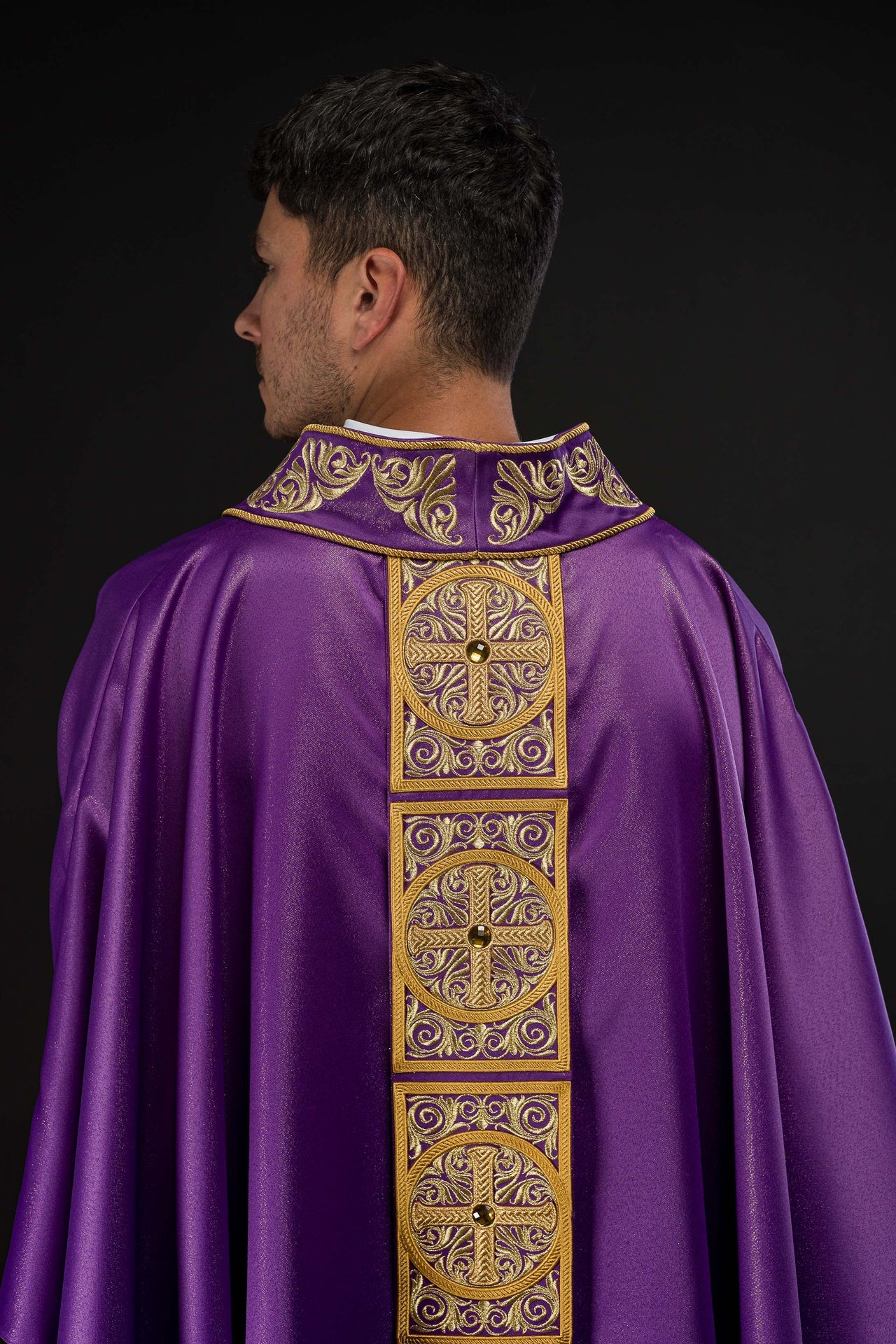 Chasuble violette richement brodée et décorée de pierres