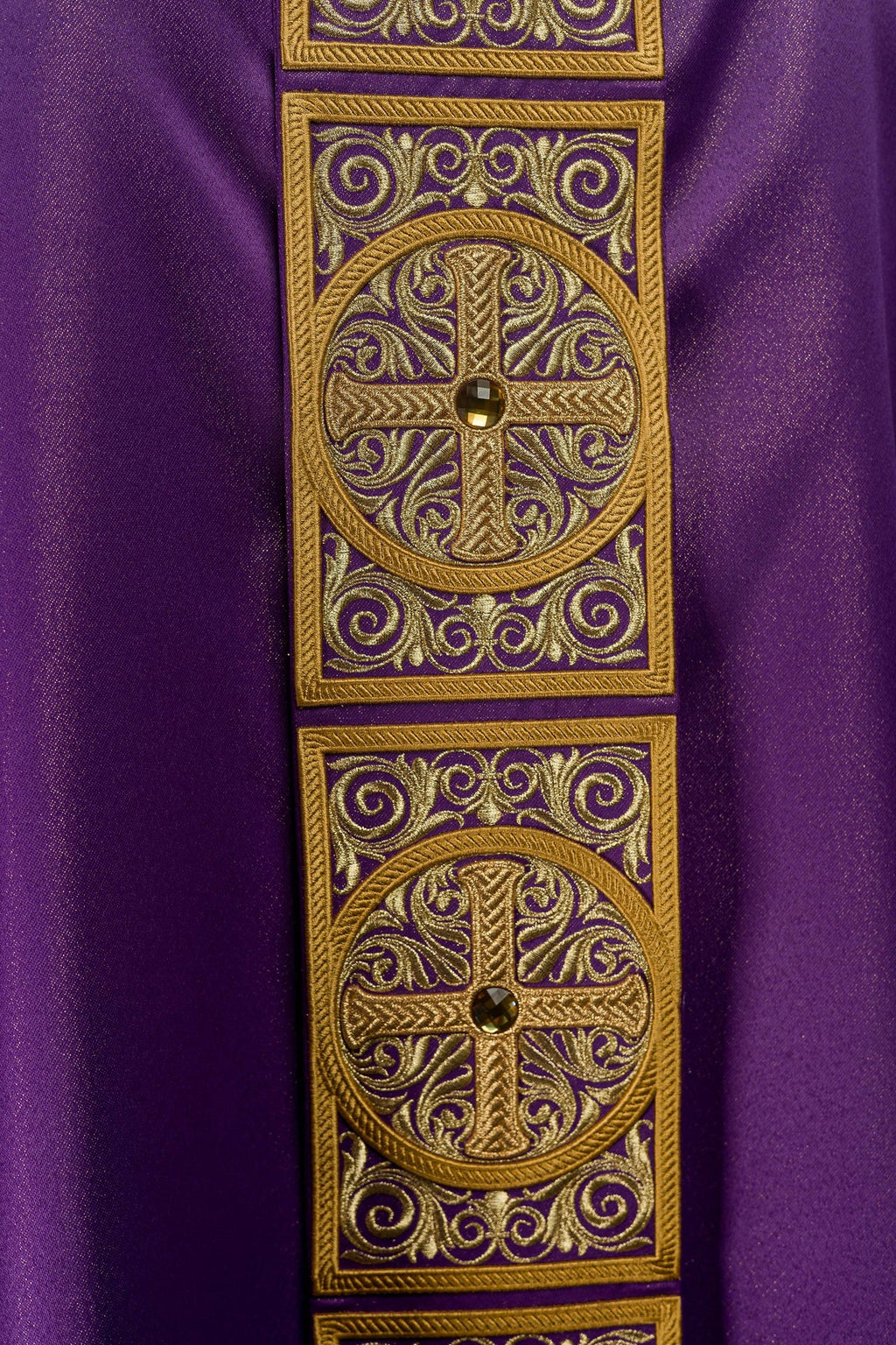 Chasuble violette richement brodée et décorée de pierres