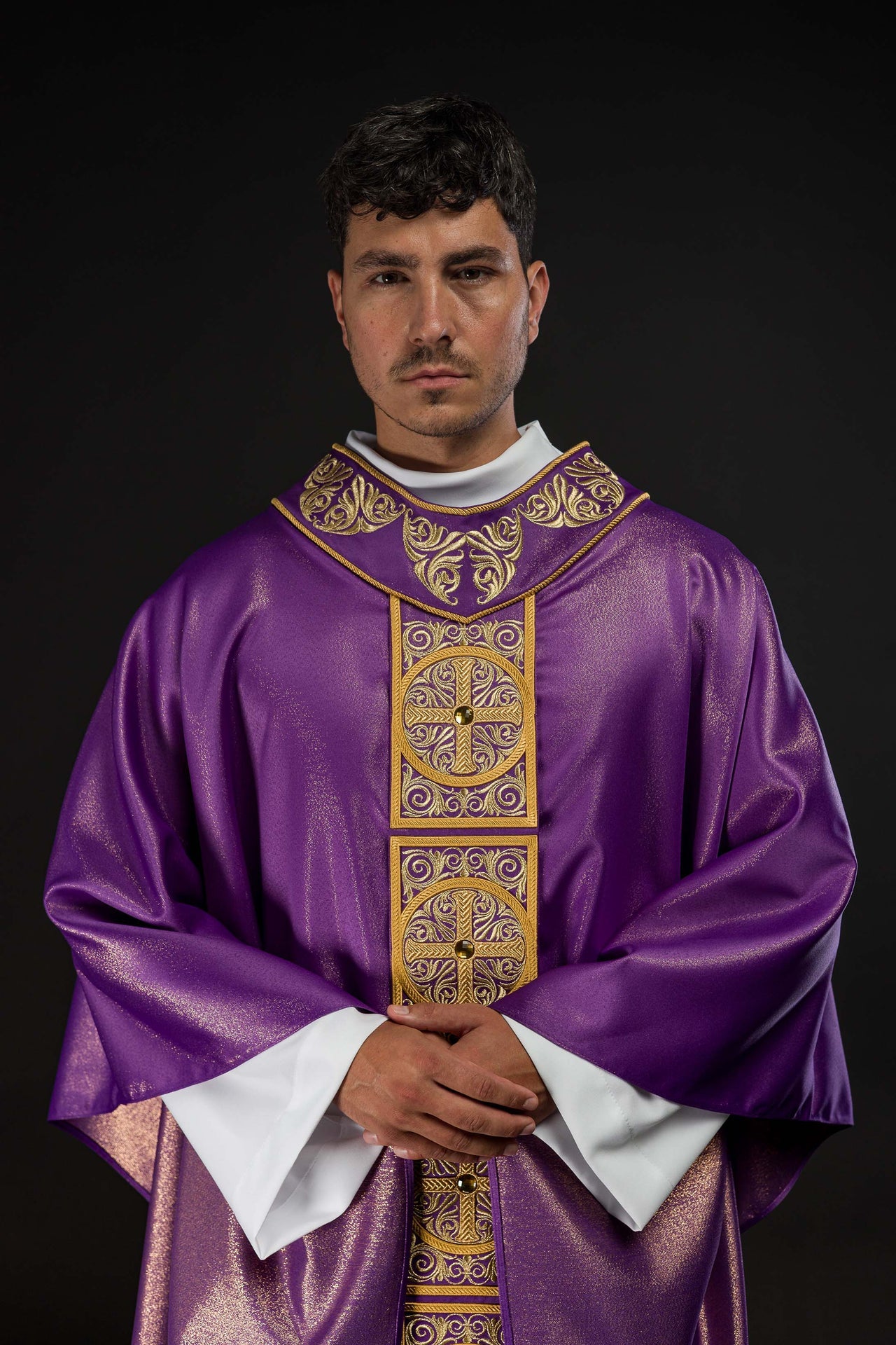 Chasuble violette richement brodée et décorée de pierres