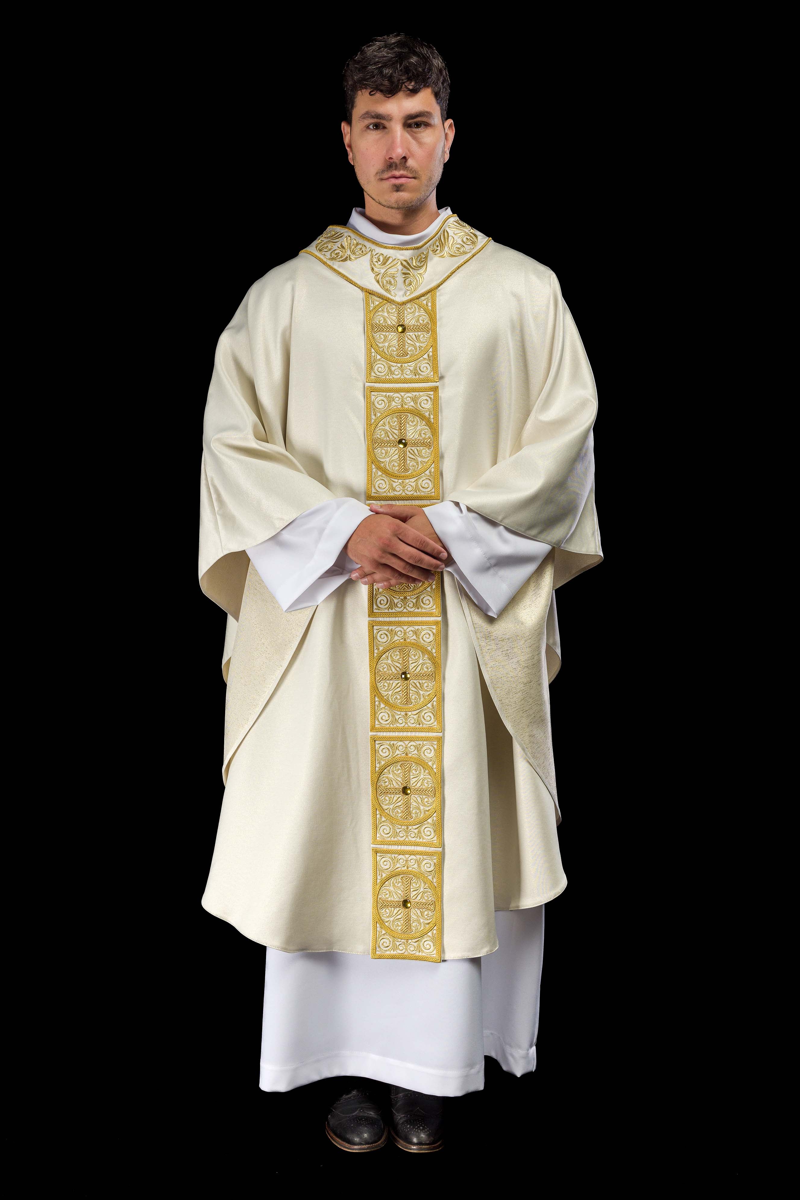 Chasuble en or richement brodée et ornée de pierres