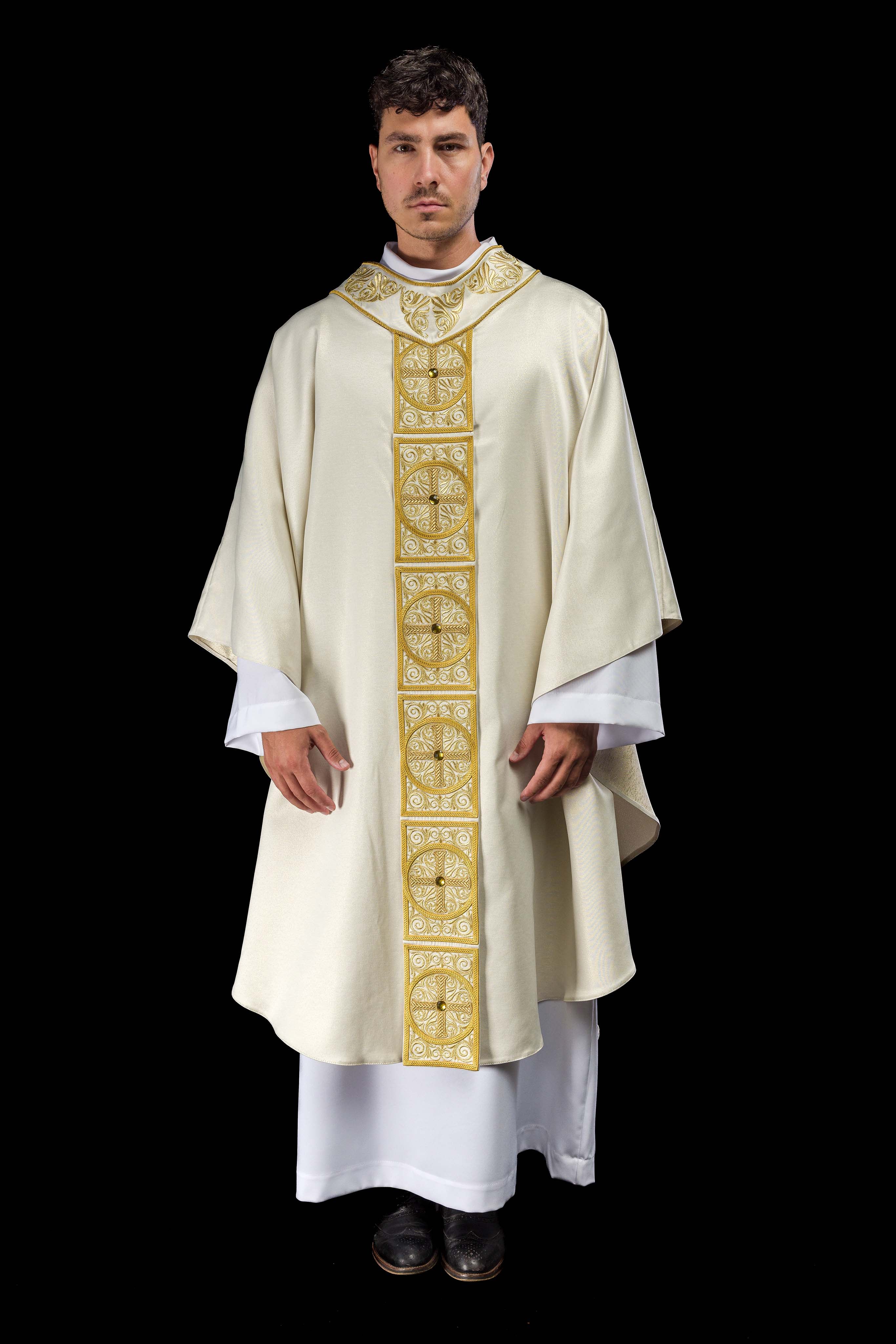 Chasuble en or richement brodée et ornée de pierres