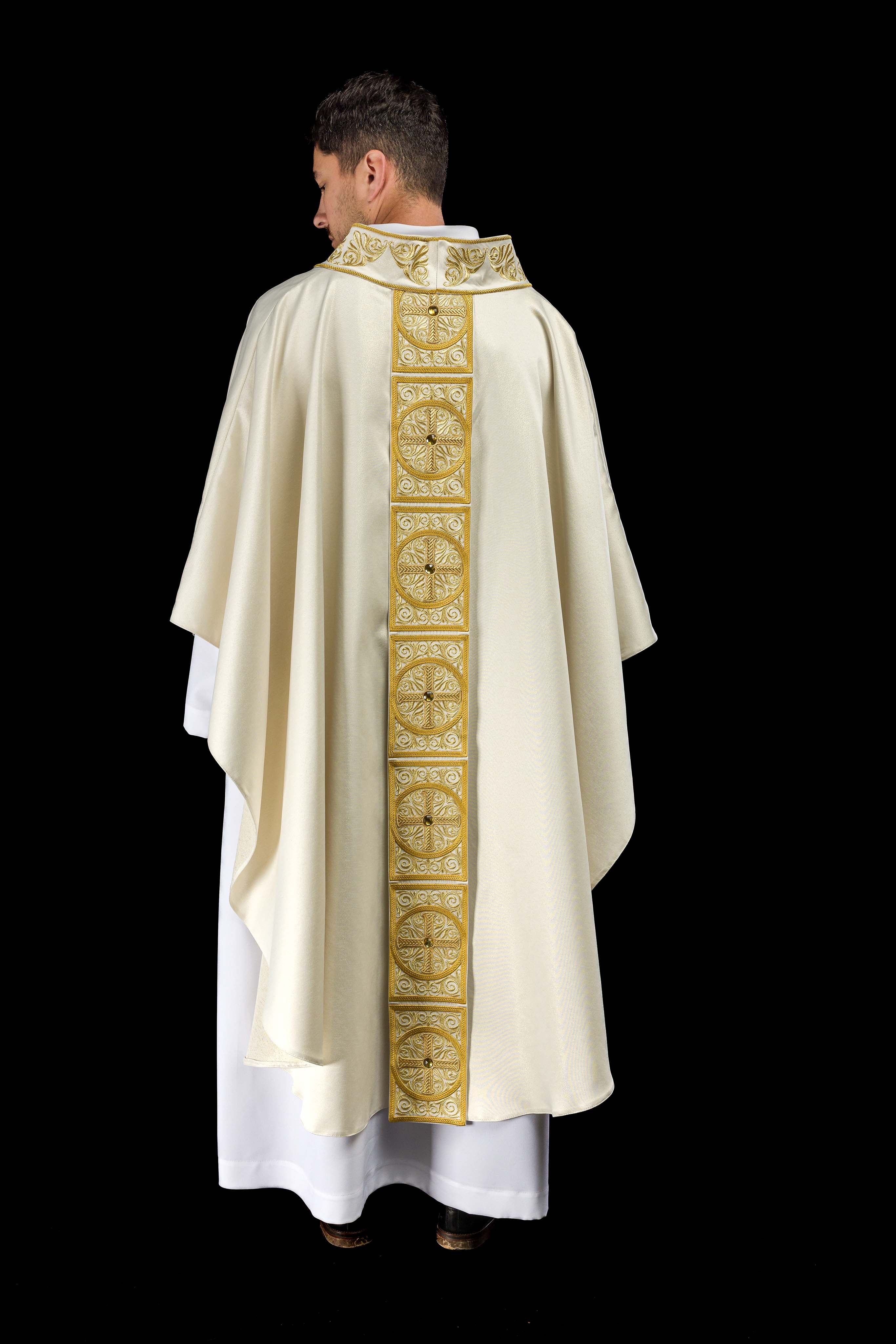 Chasuble en or richement brodée et ornée de pierres
