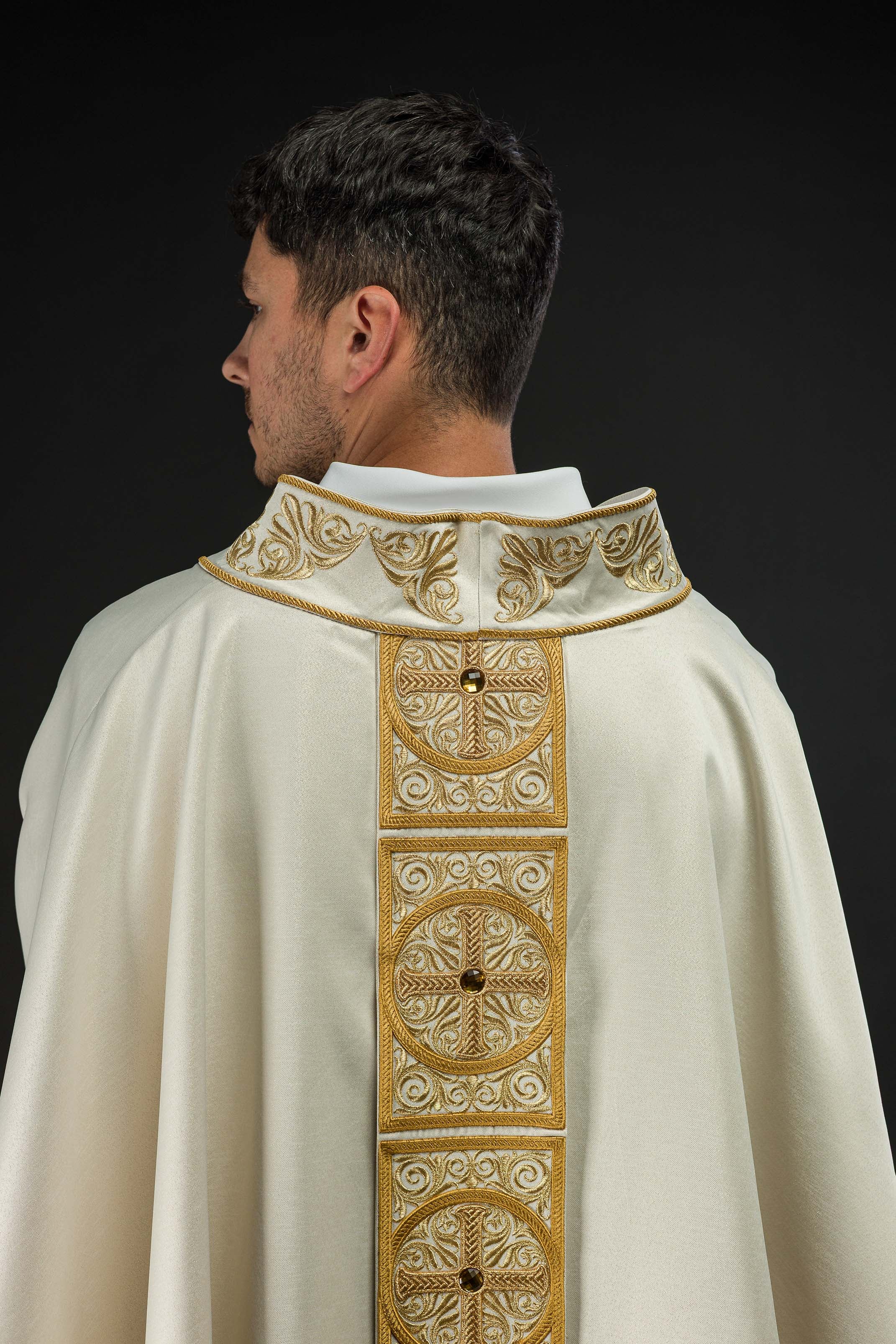 Chasuble en or richement brodée et ornée de pierres