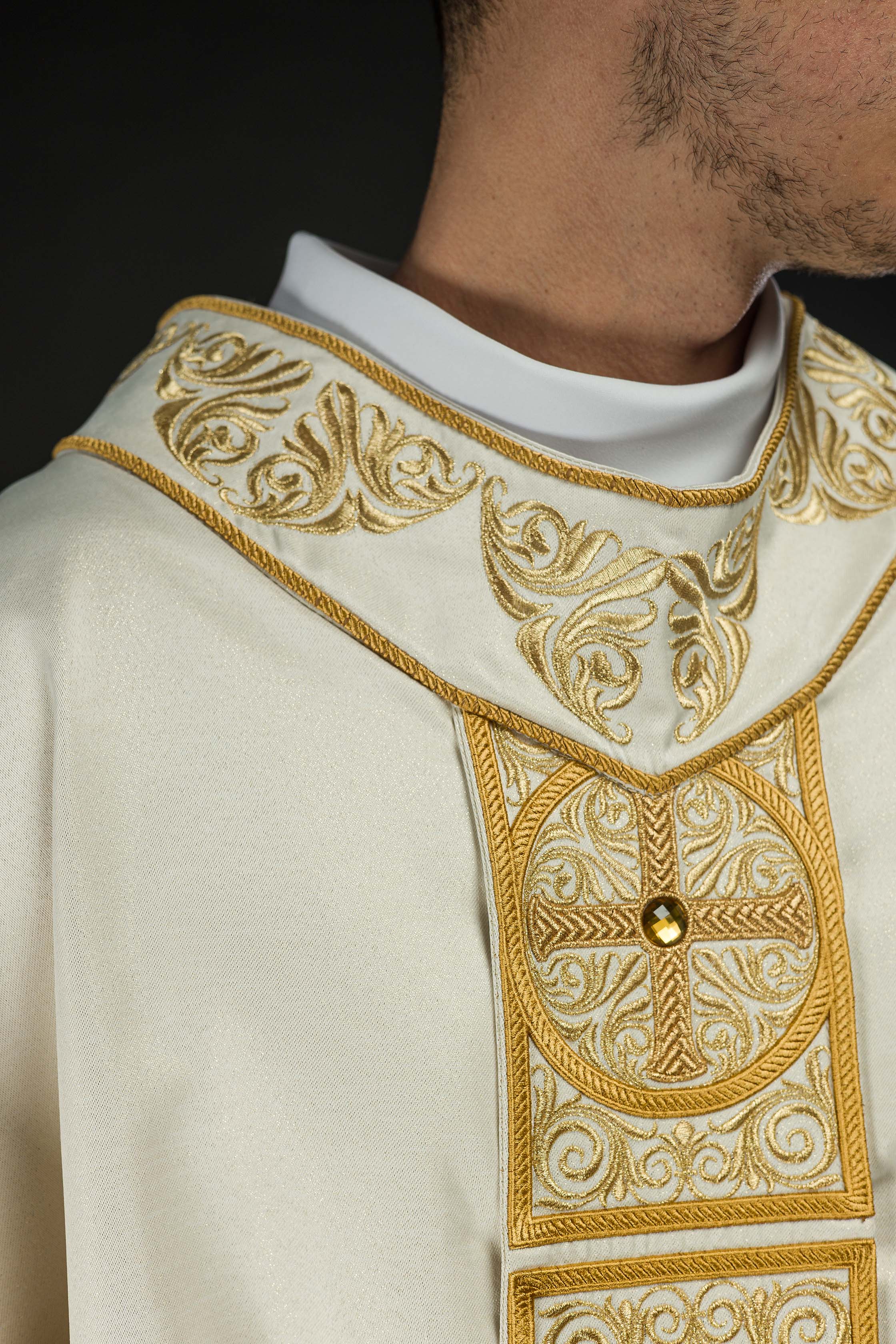 Chasuble en or richement brodée et ornée de pierres