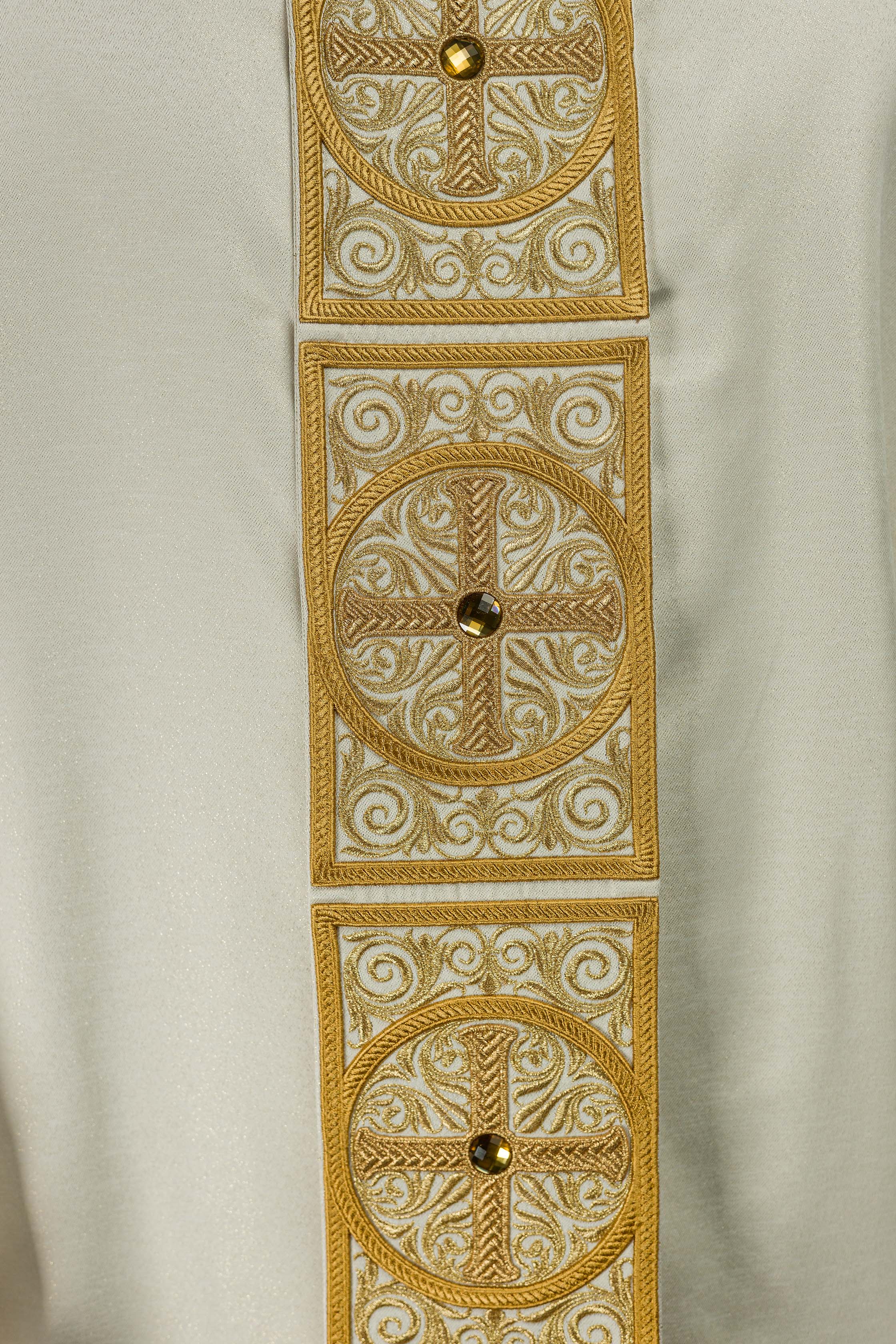 Chasuble en or richement brodée et ornée de pierres
