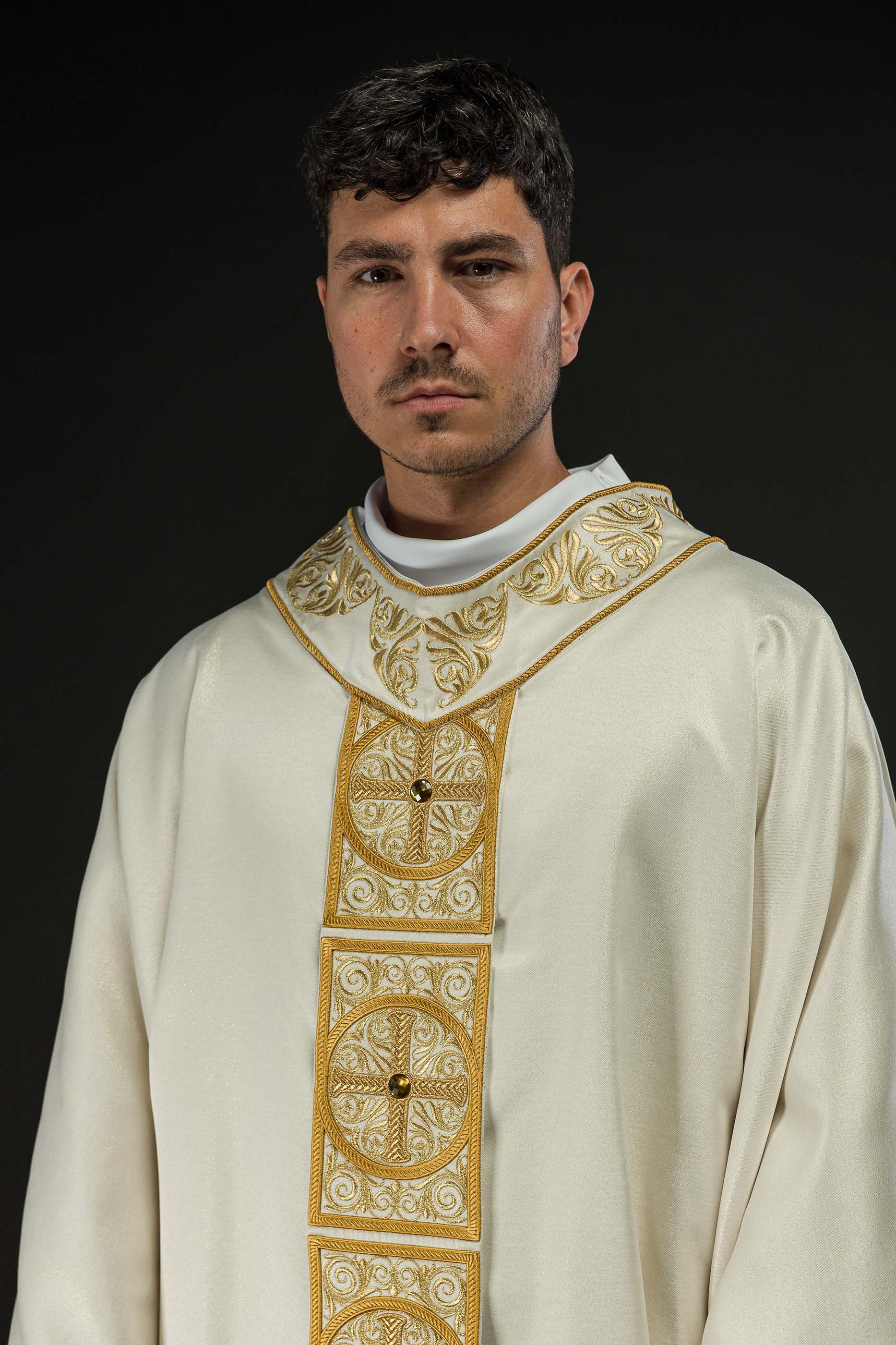 Chasuble en or richement brodée et ornée de pierres