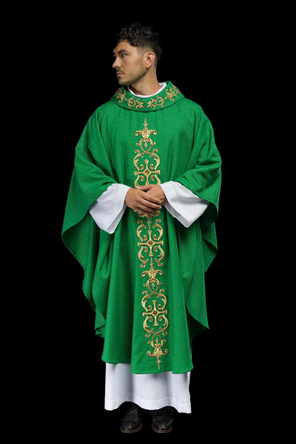 Chasuble verte richement brodée de pierres