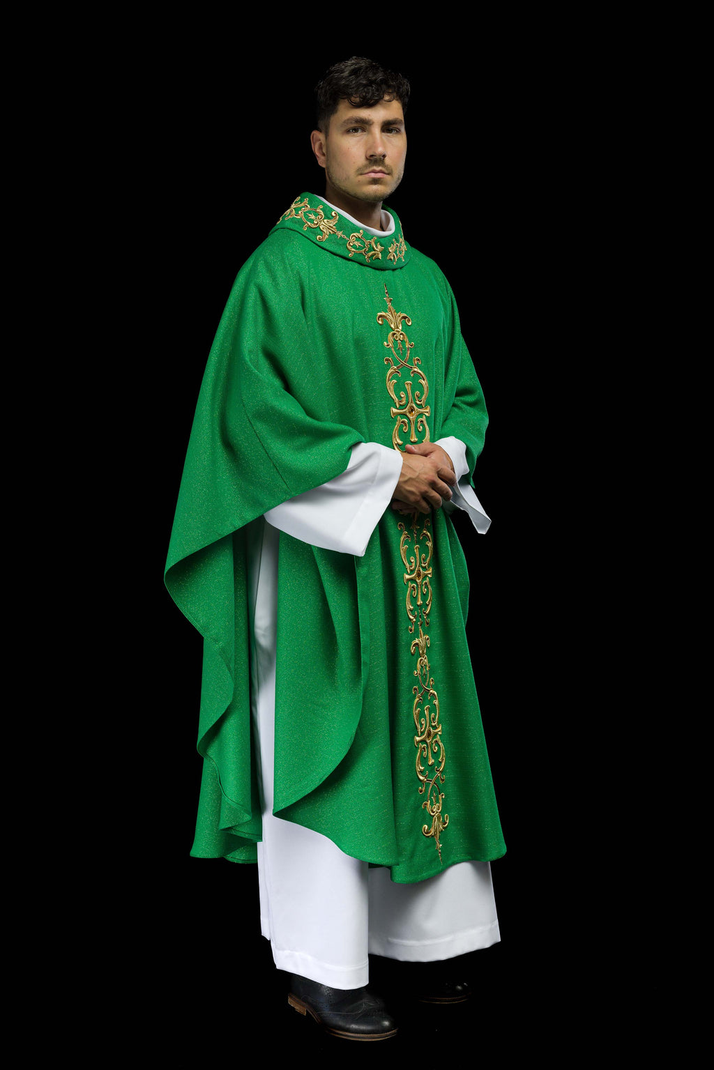 Chasuble verte richement brodée de pierres