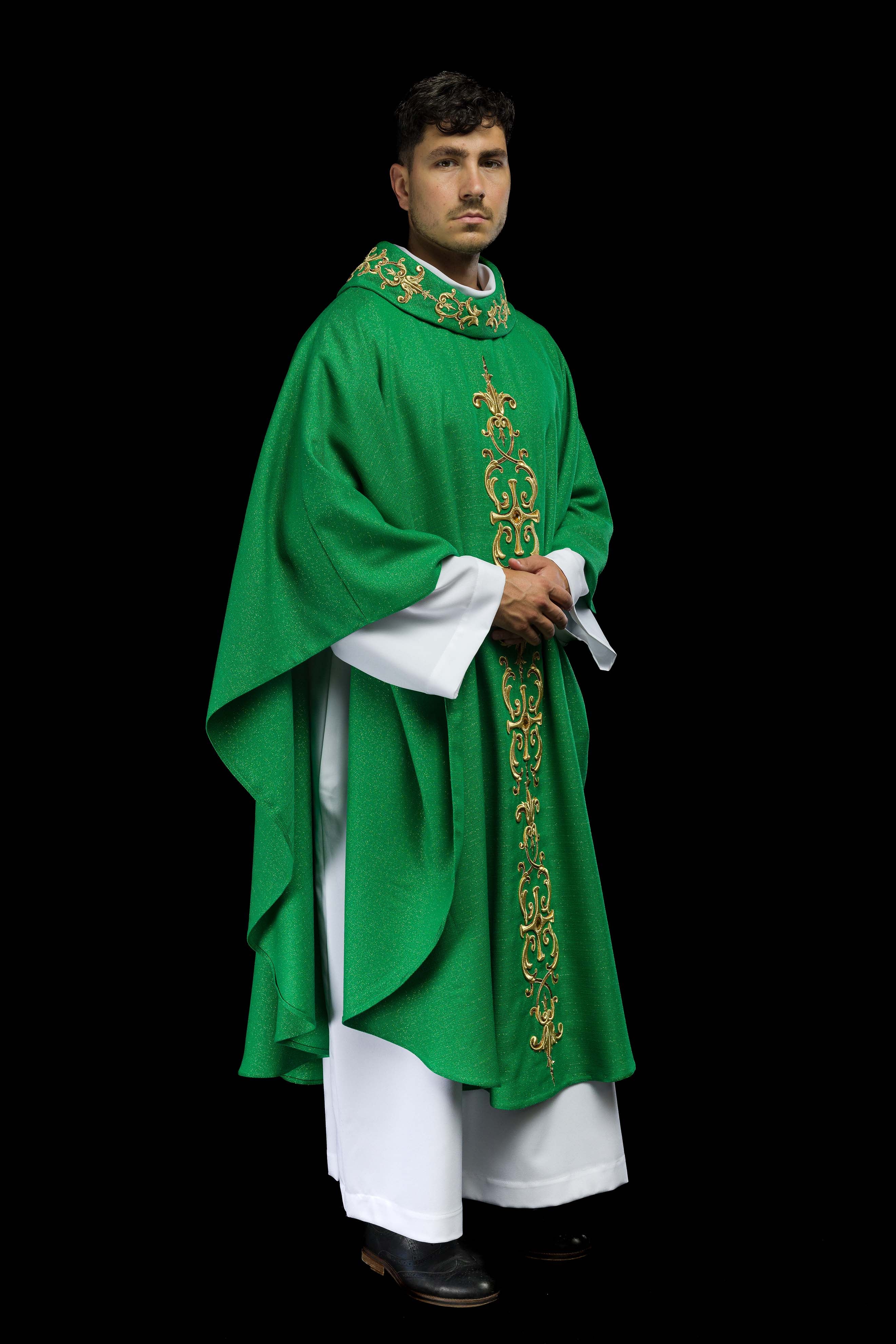 Chasuble verte richement brodée de pierres