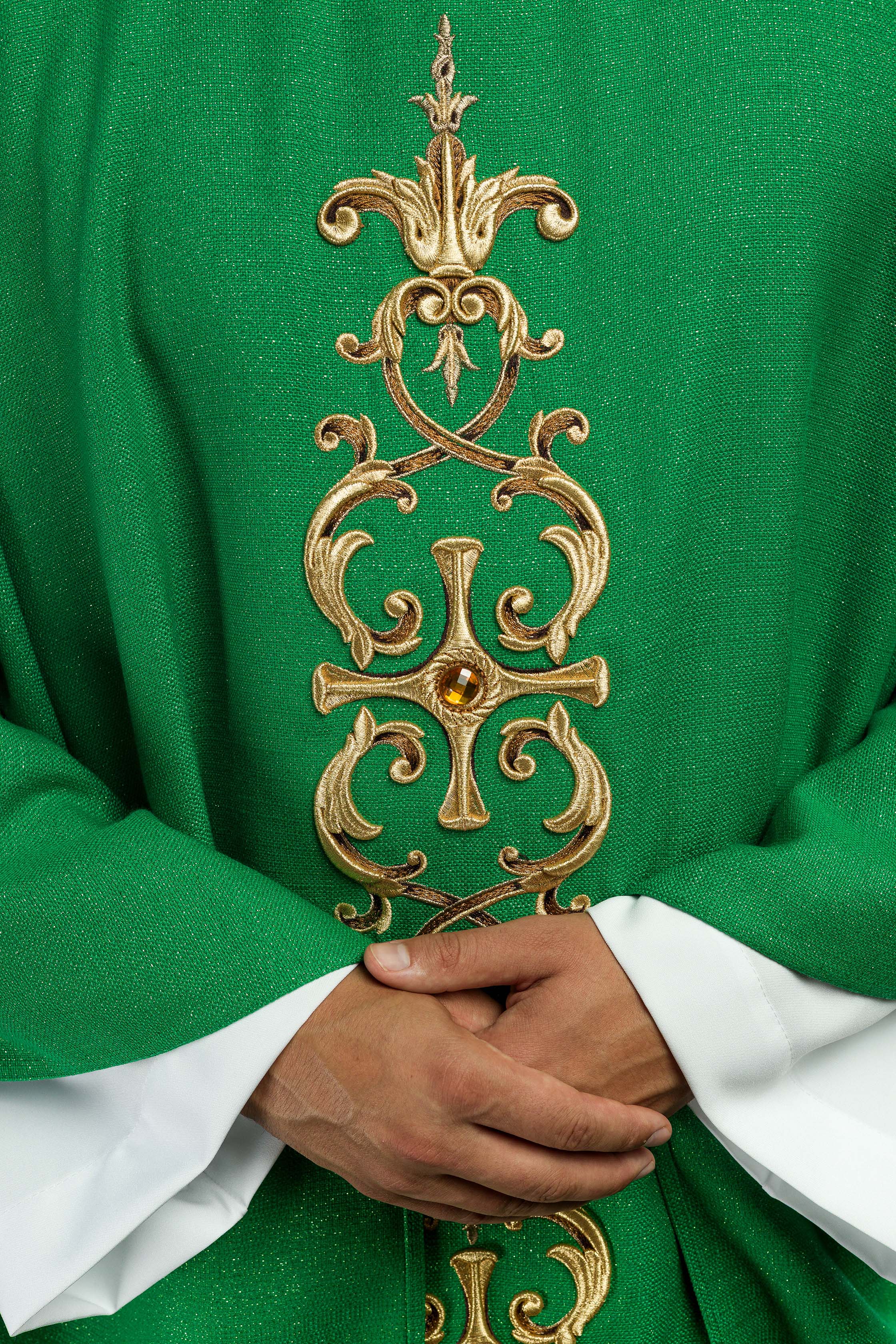 Chasuble verte richement brodée de pierres