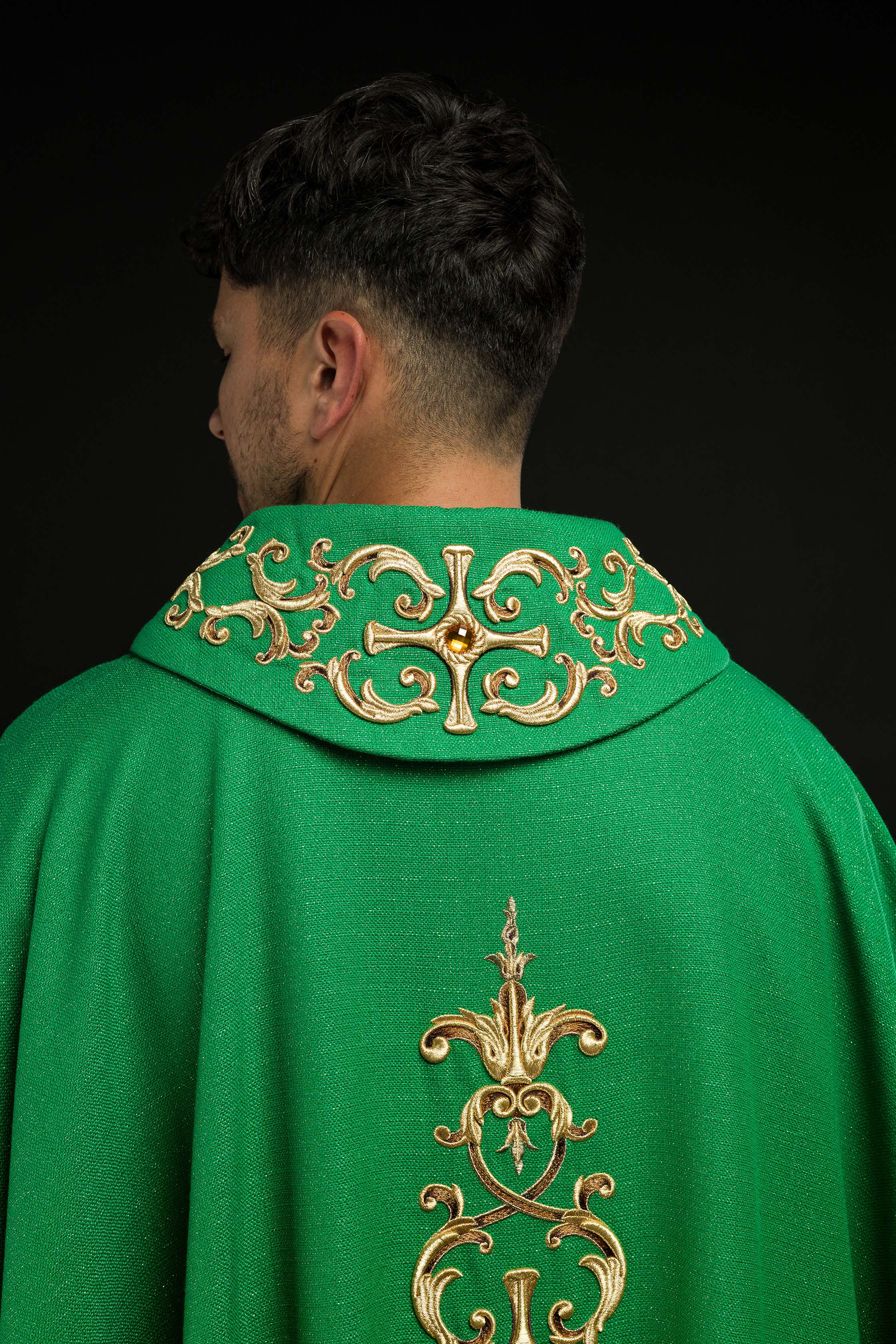 Chasuble verte richement brodée de pierres