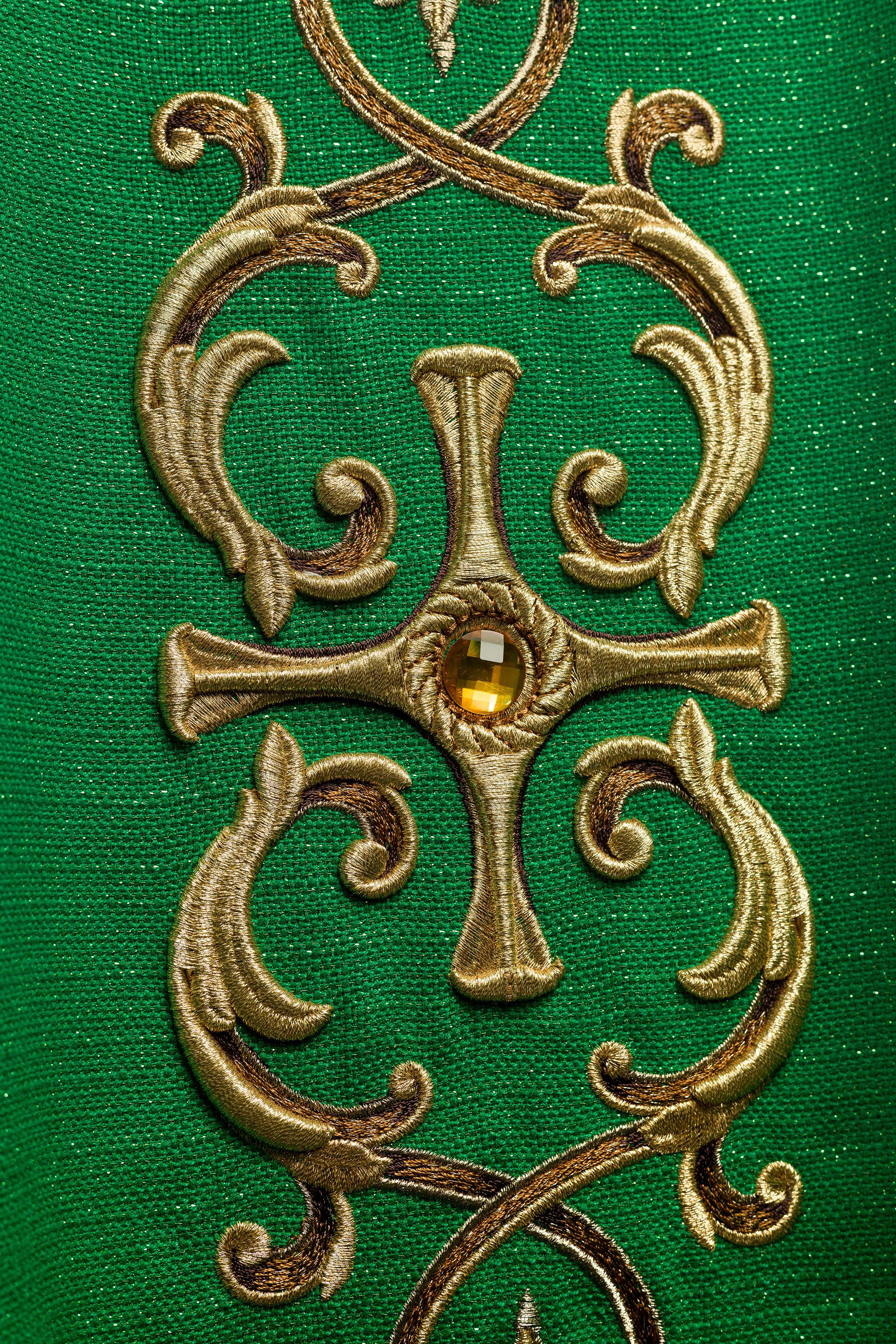 Chasuble verte richement brodée de pierres