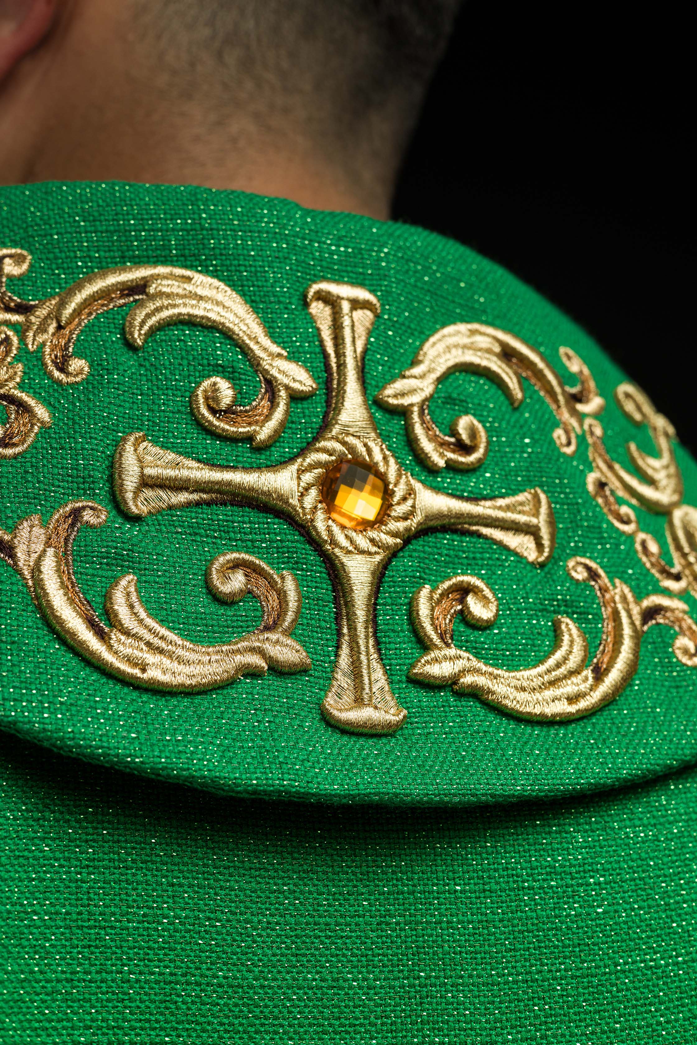 Chasuble verte richement brodée de pierres