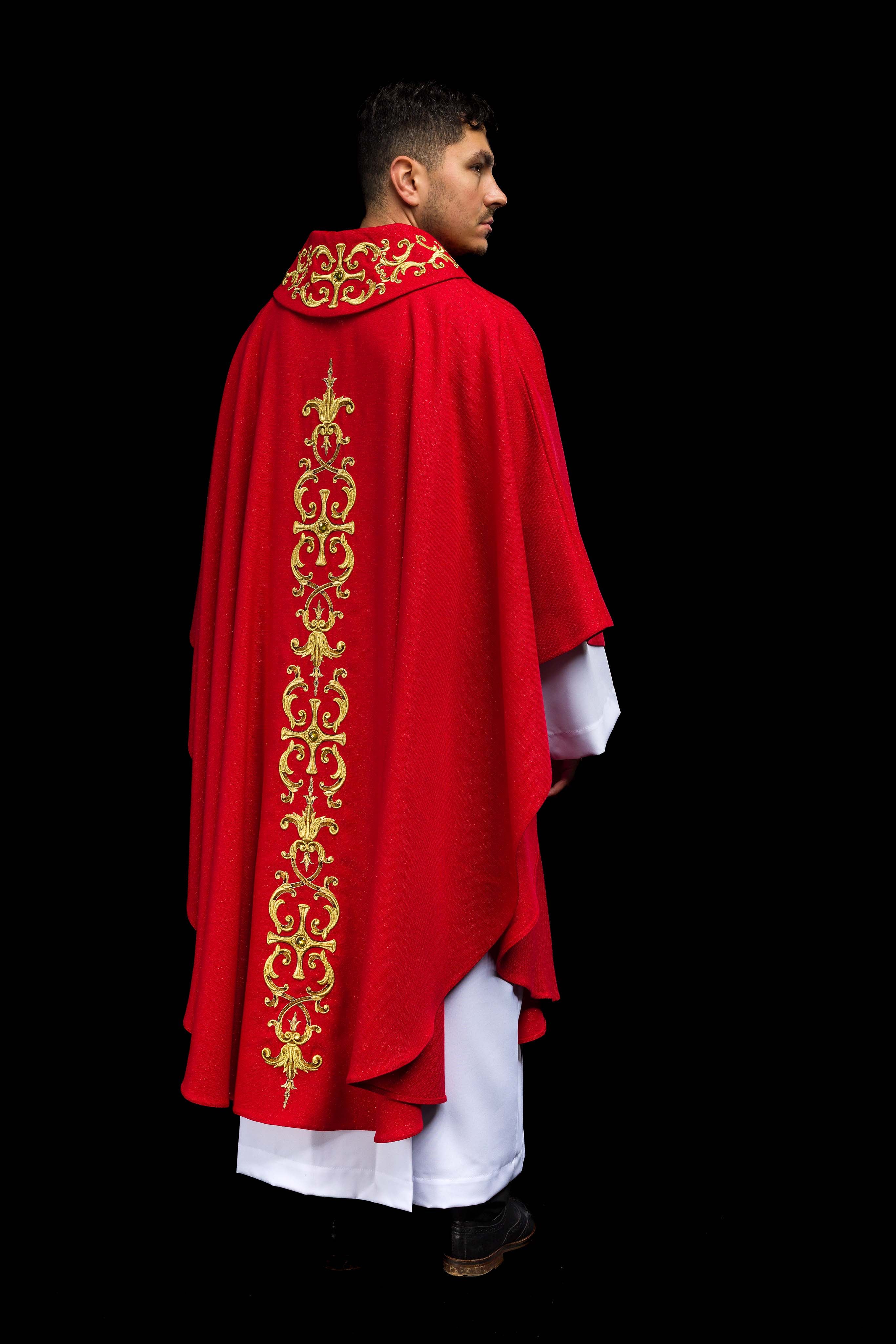 Chasuble rouge richement brodée de pierres