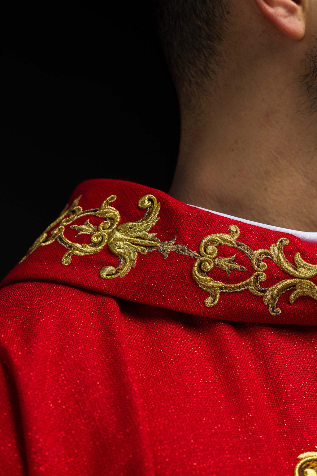 Chasuble rouge richement brodée de pierres
