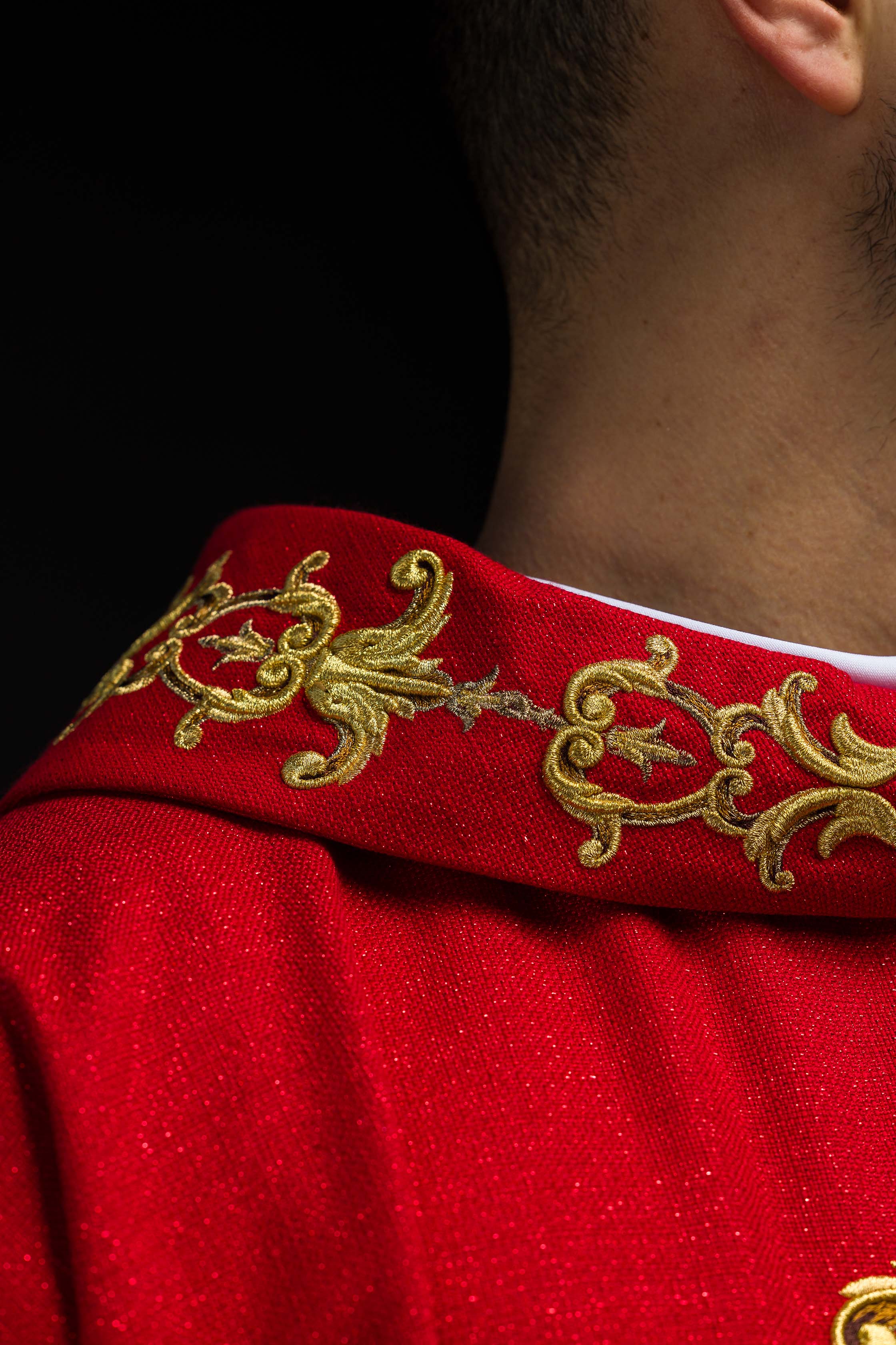 Chasuble rouge richement brodée de pierres