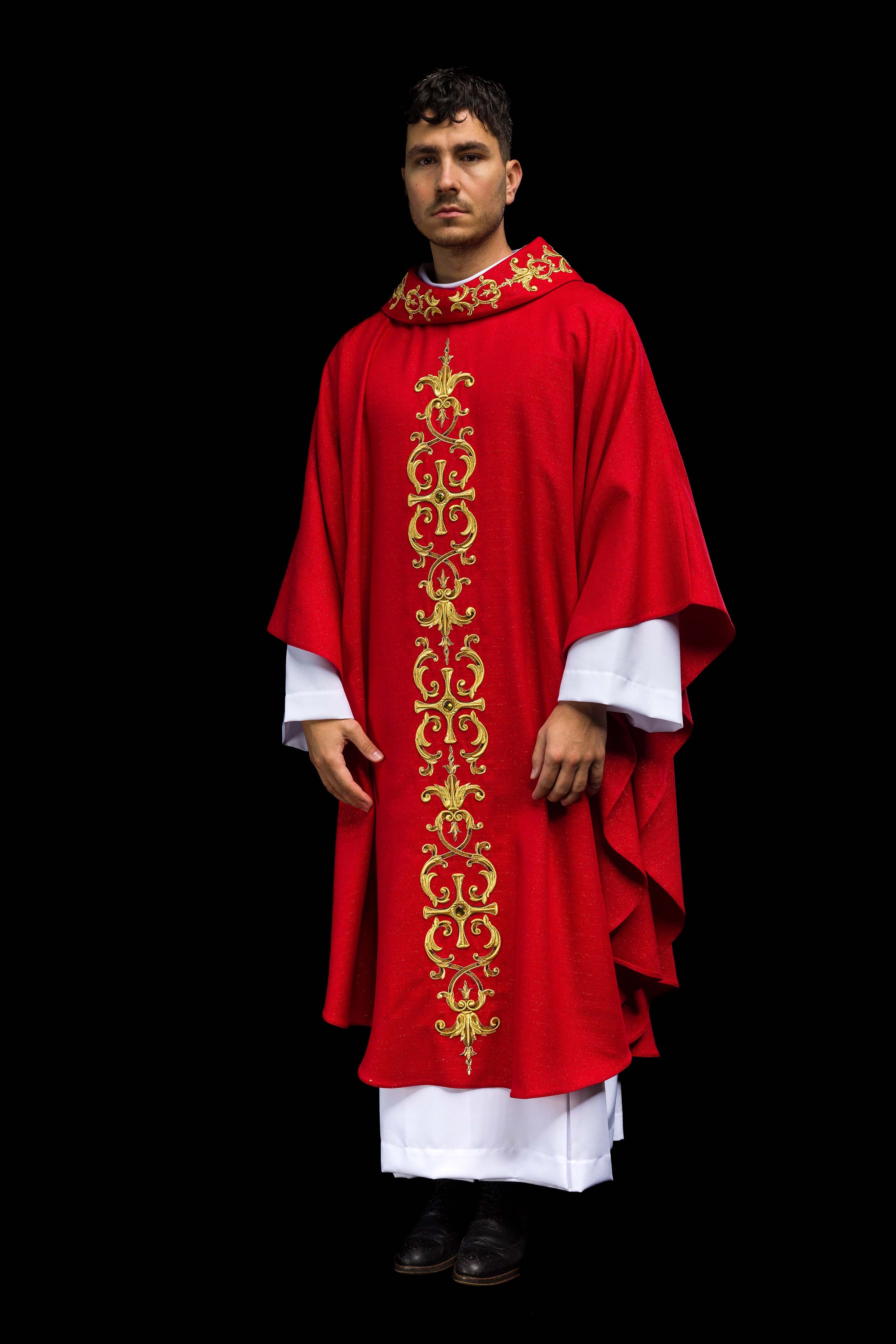 Chasuble rouge richement brodée de pierres