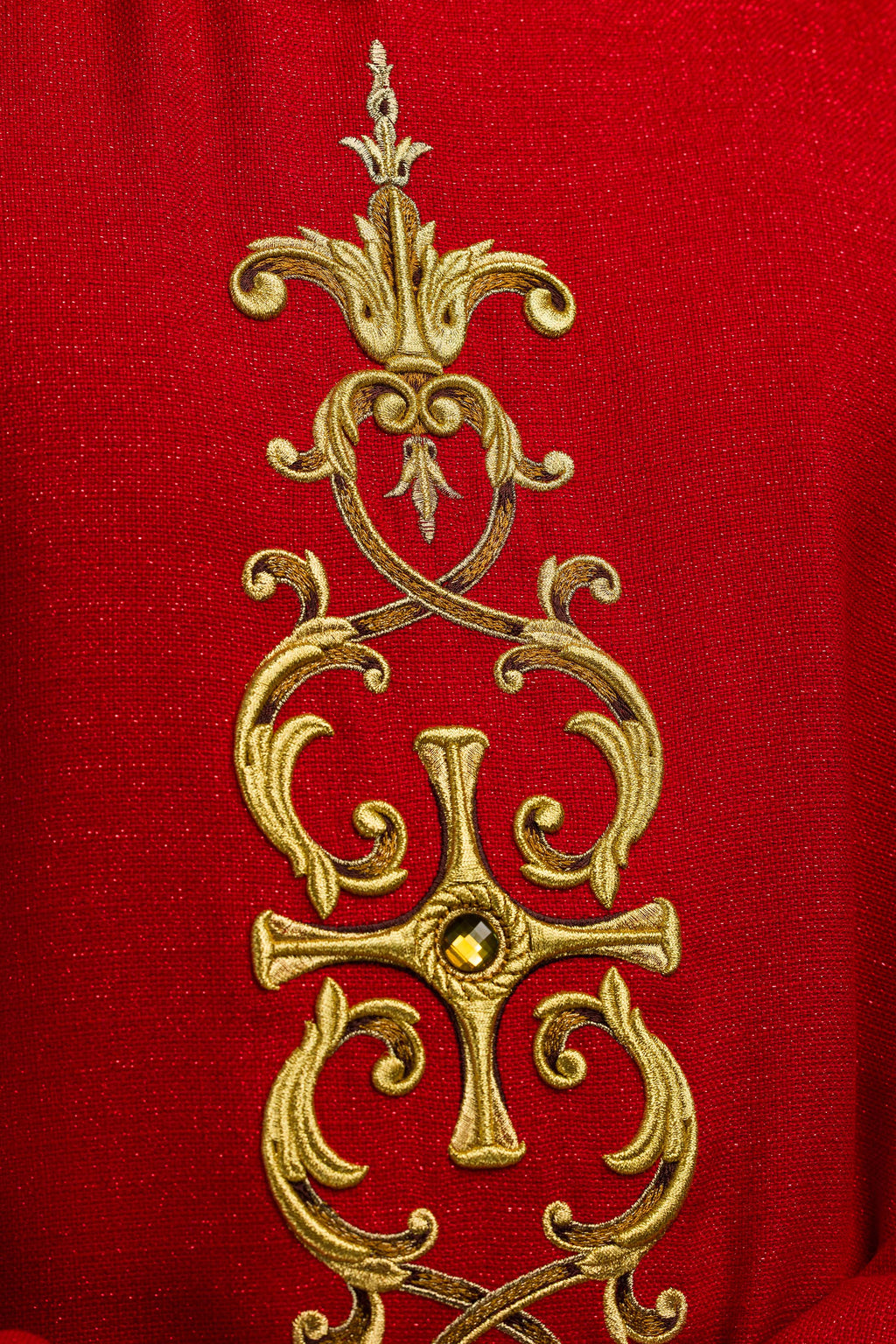 Chasuble rouge richement brodée de pierres