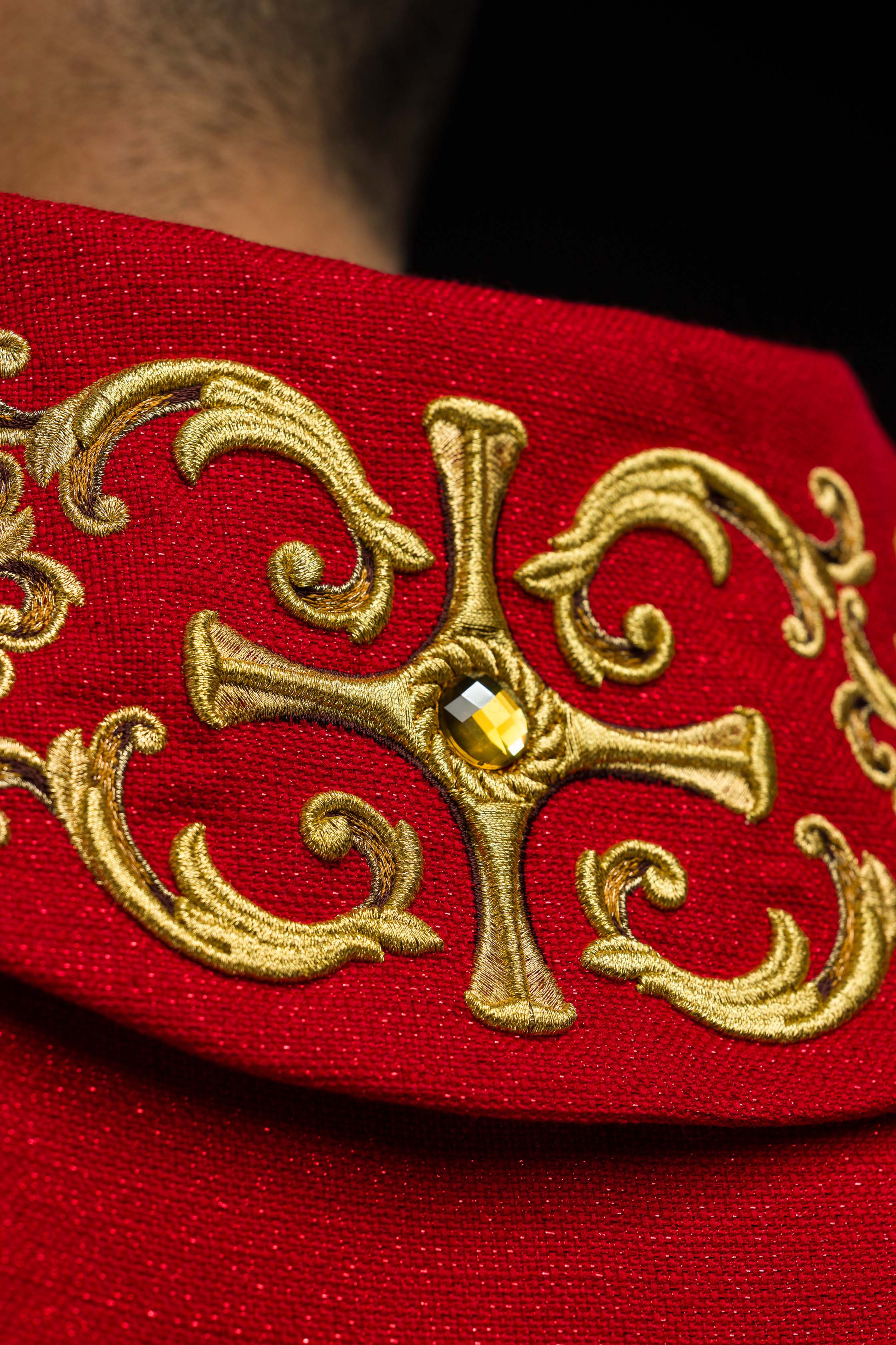 Chasuble rouge richement brodée de pierres