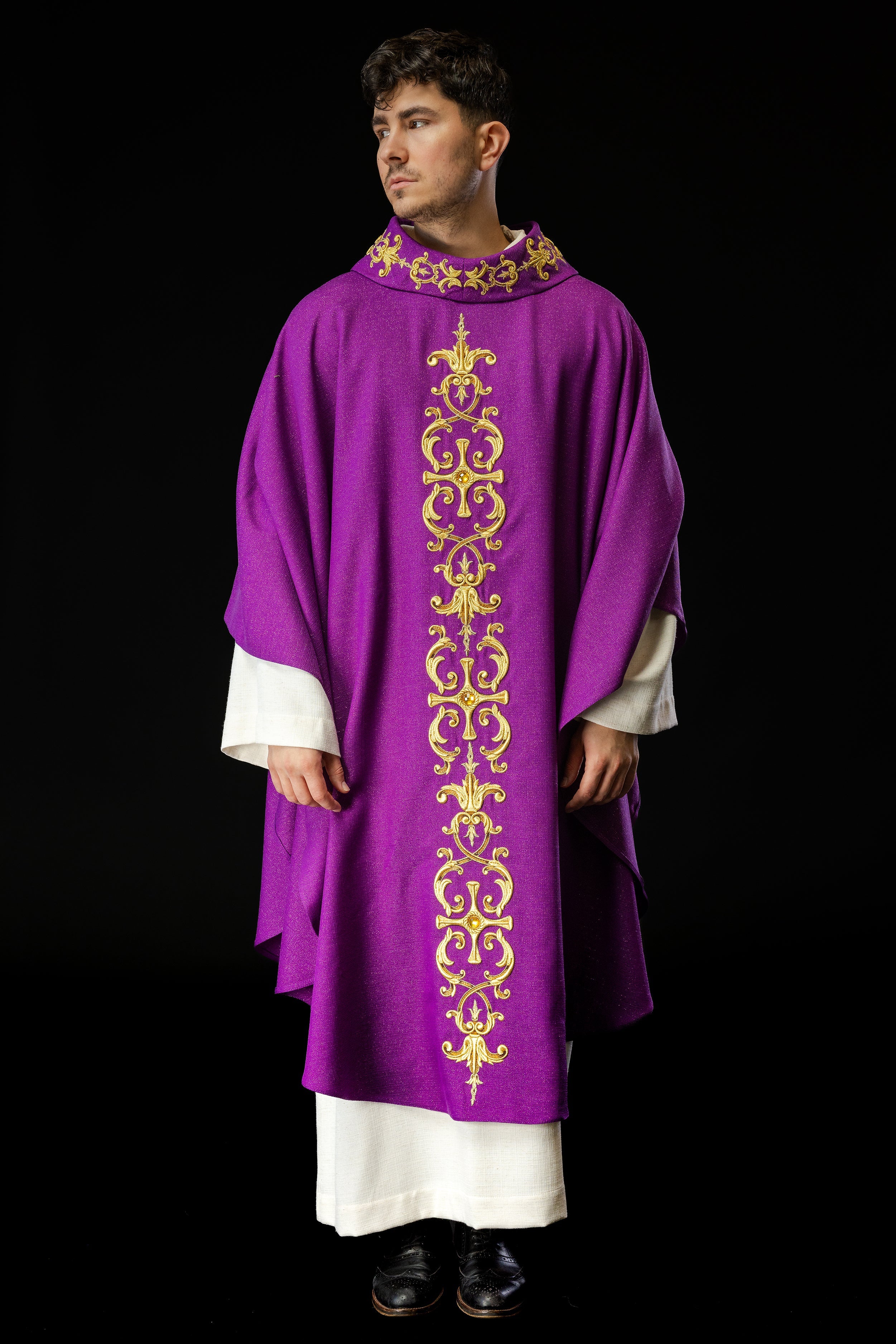 Chasuble violette richement brodée de pierres