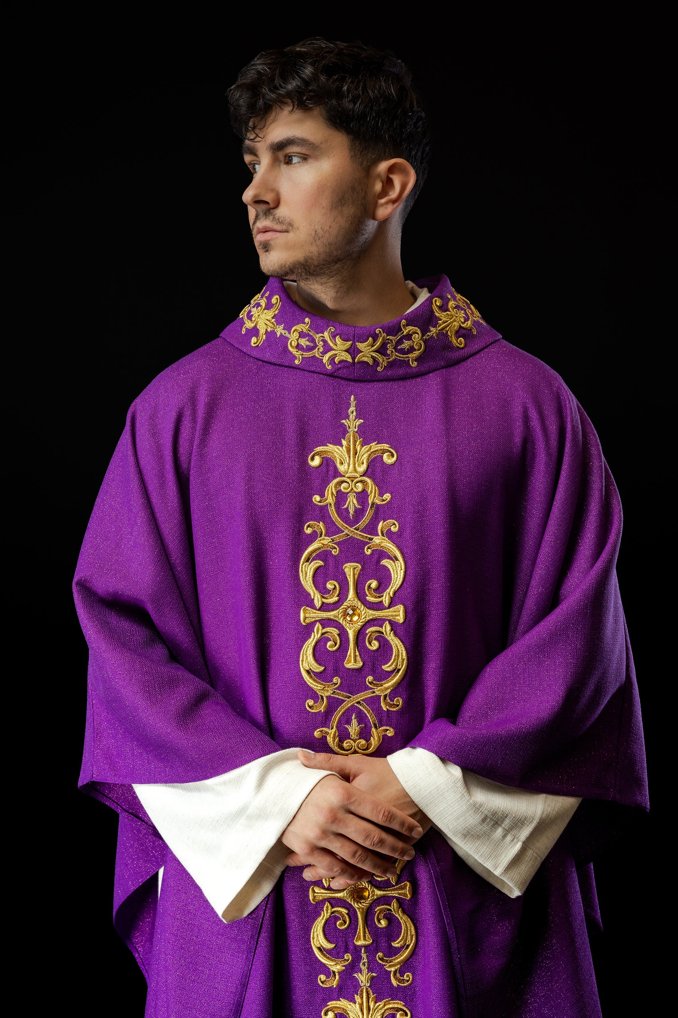 Chasuble violette richement brodée de pierres