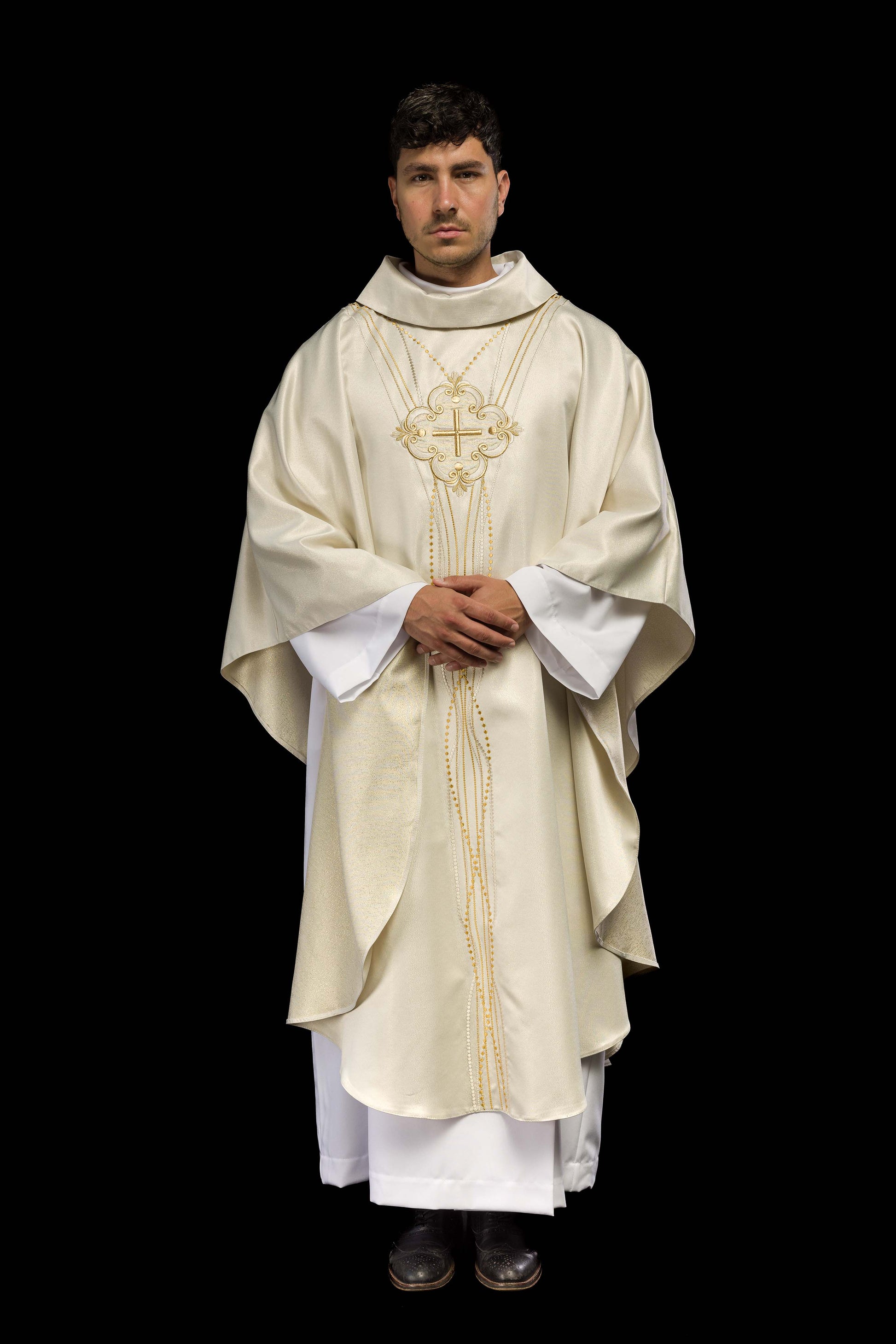 Chasuble d'inspiration rosaire en tissu brillant écru