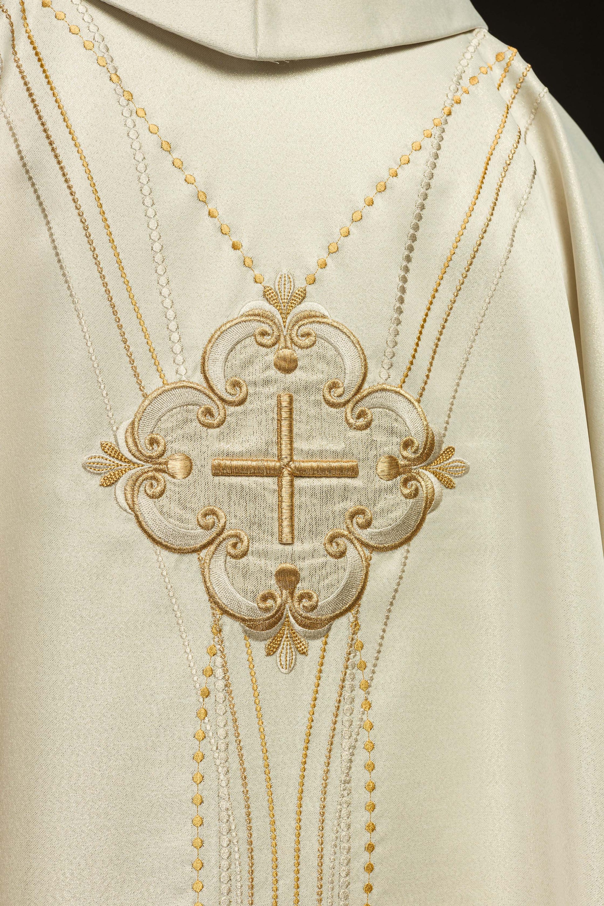 Chasuble d'inspiration rosaire en tissu brillant écru