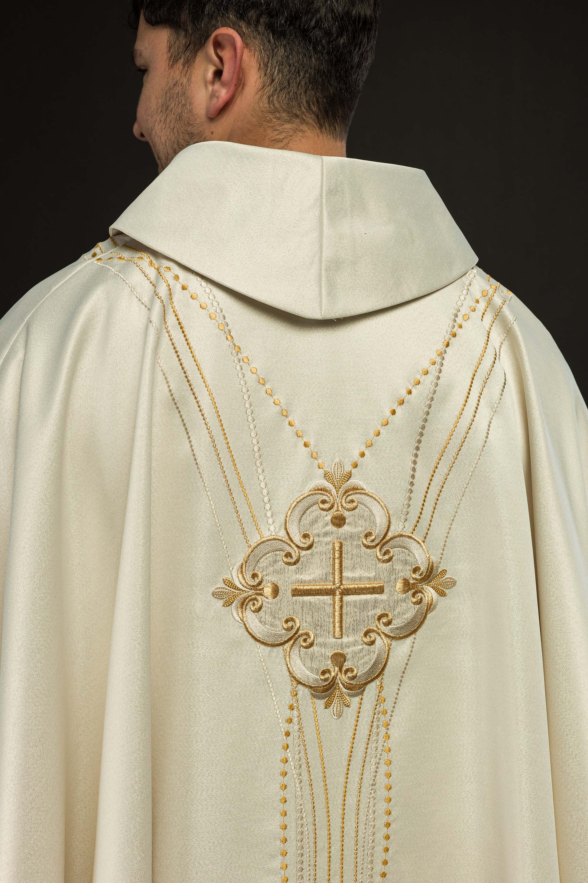 Chasuble d'inspiration rosaire en tissu brillant écru