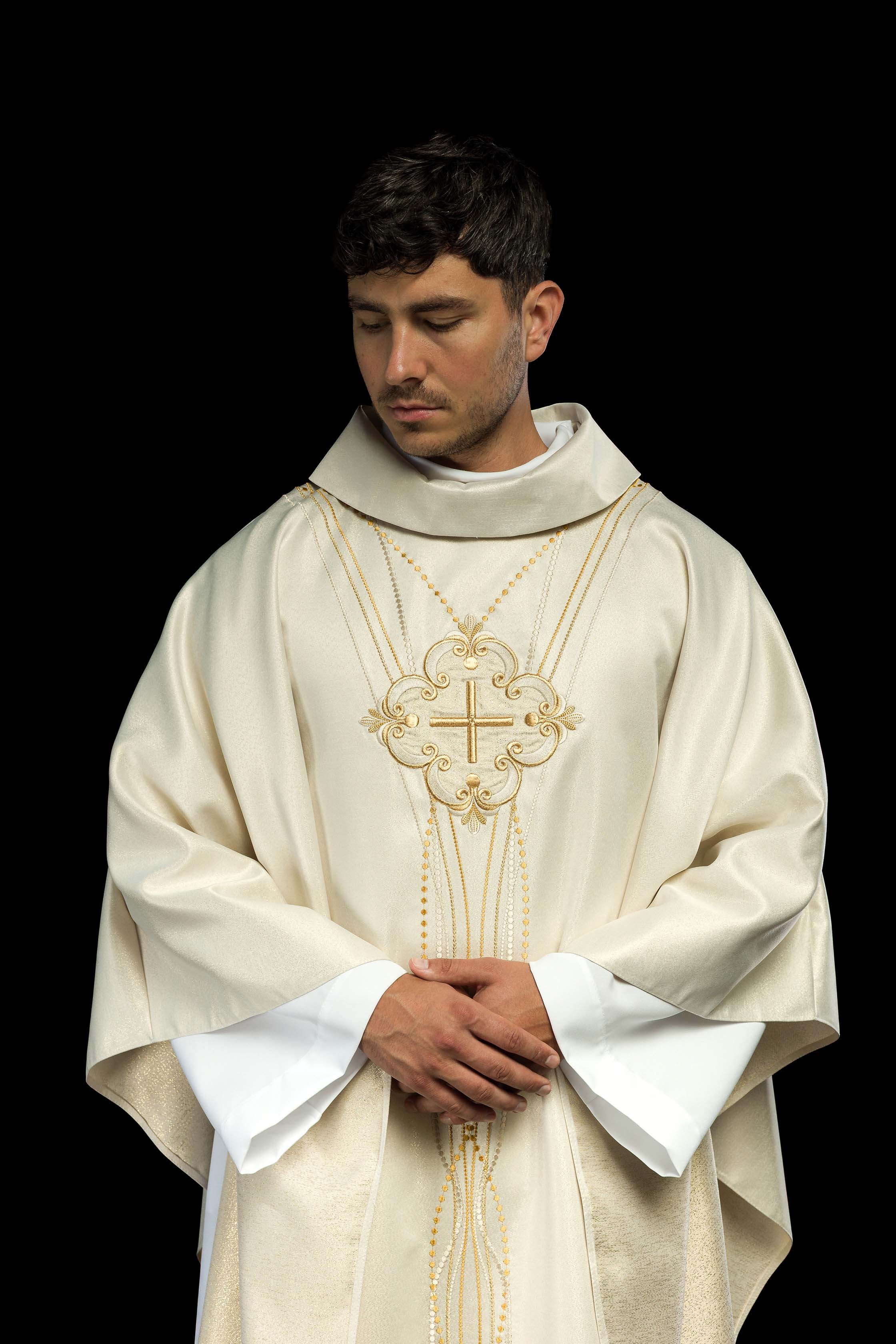 Chasuble d'inspiration rosaire en tissu brillant écru