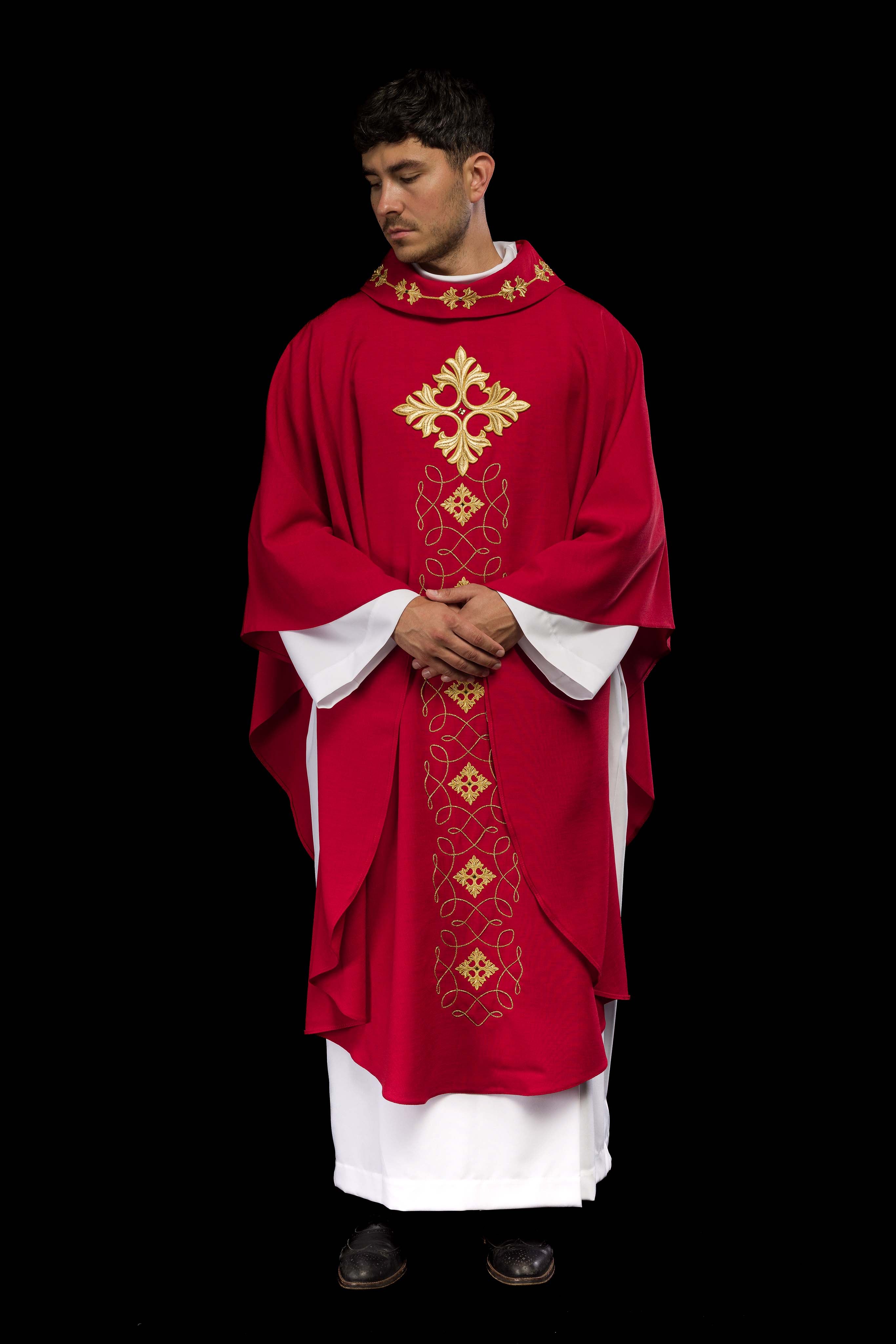 Chasuble rouge richement brodée de cordes et de pierres