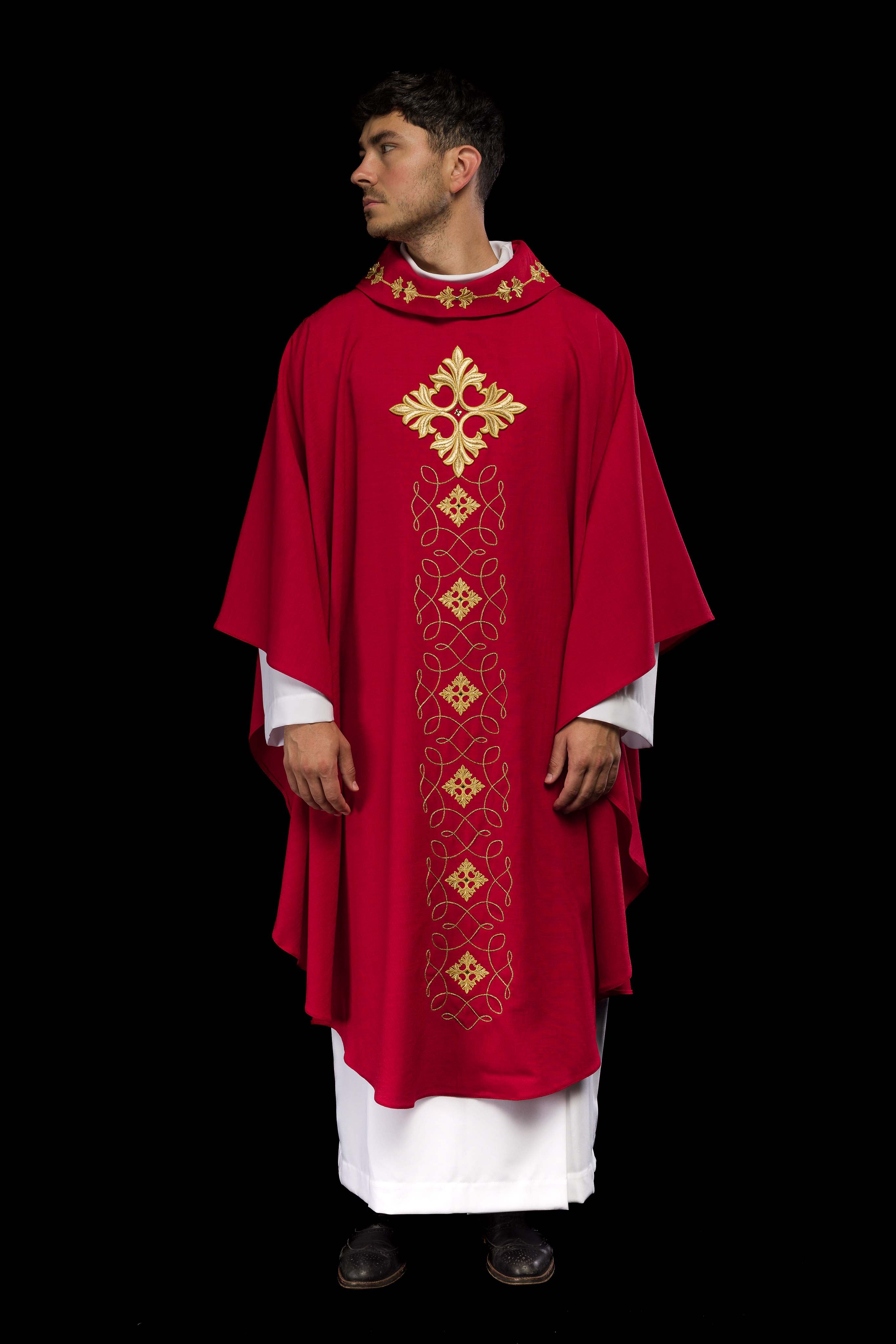 Chasuble rouge richement brodée de cordes et de pierres