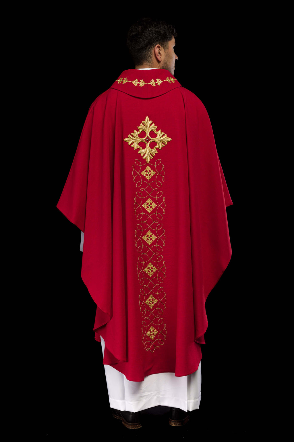 Chasuble rouge richement brodée de cordes et de pierres
