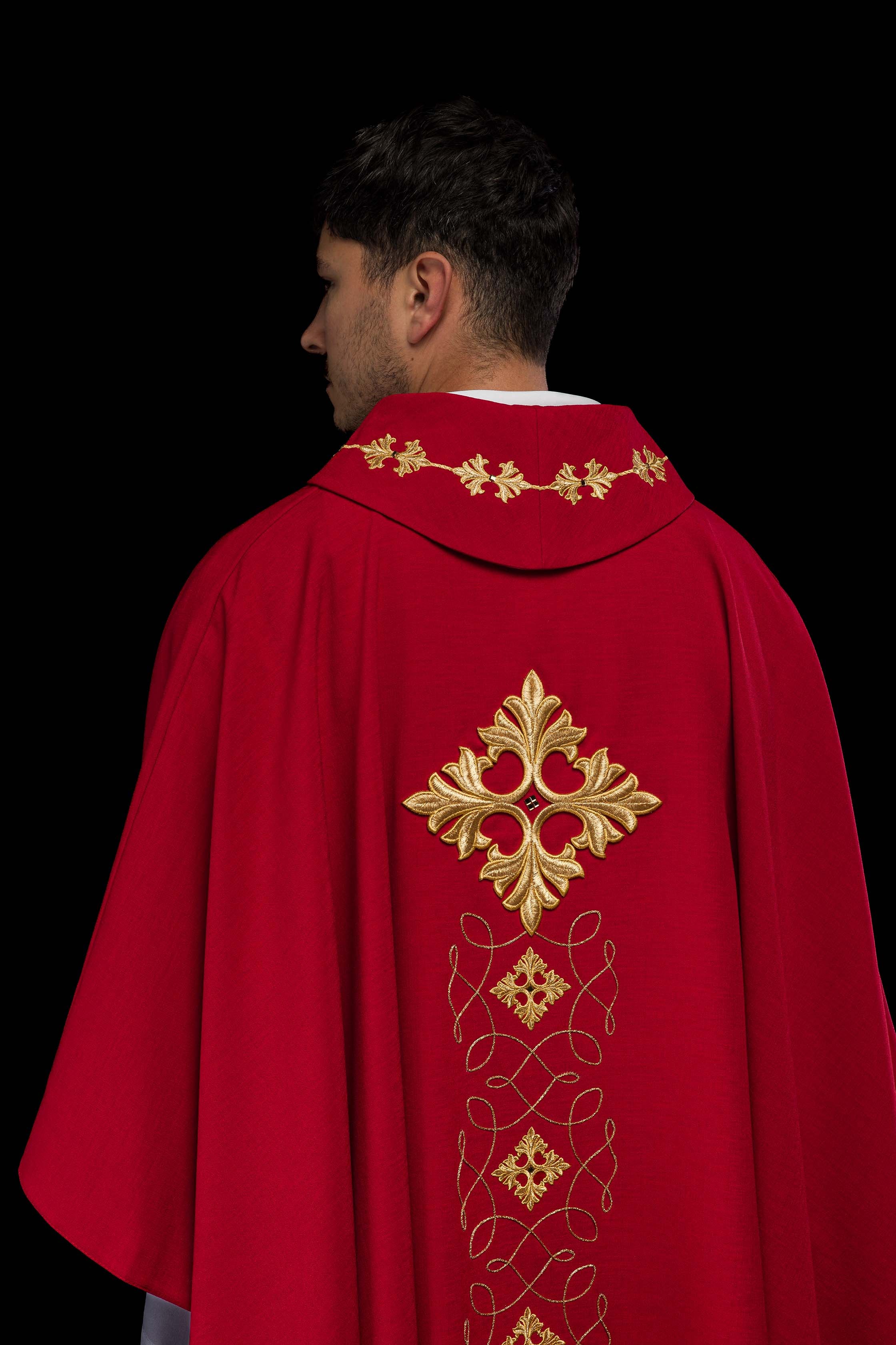 Chasuble rouge richement brodée de cordes et de pierres