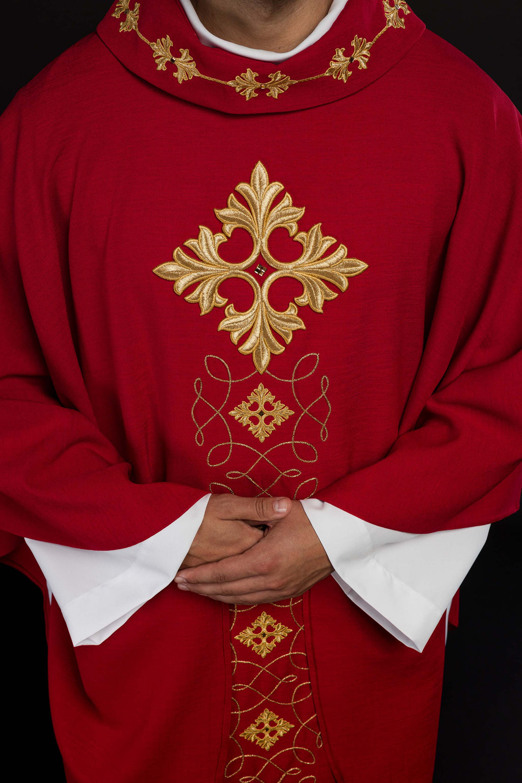 Chasuble rouge richement brodée de cordes et de pierres