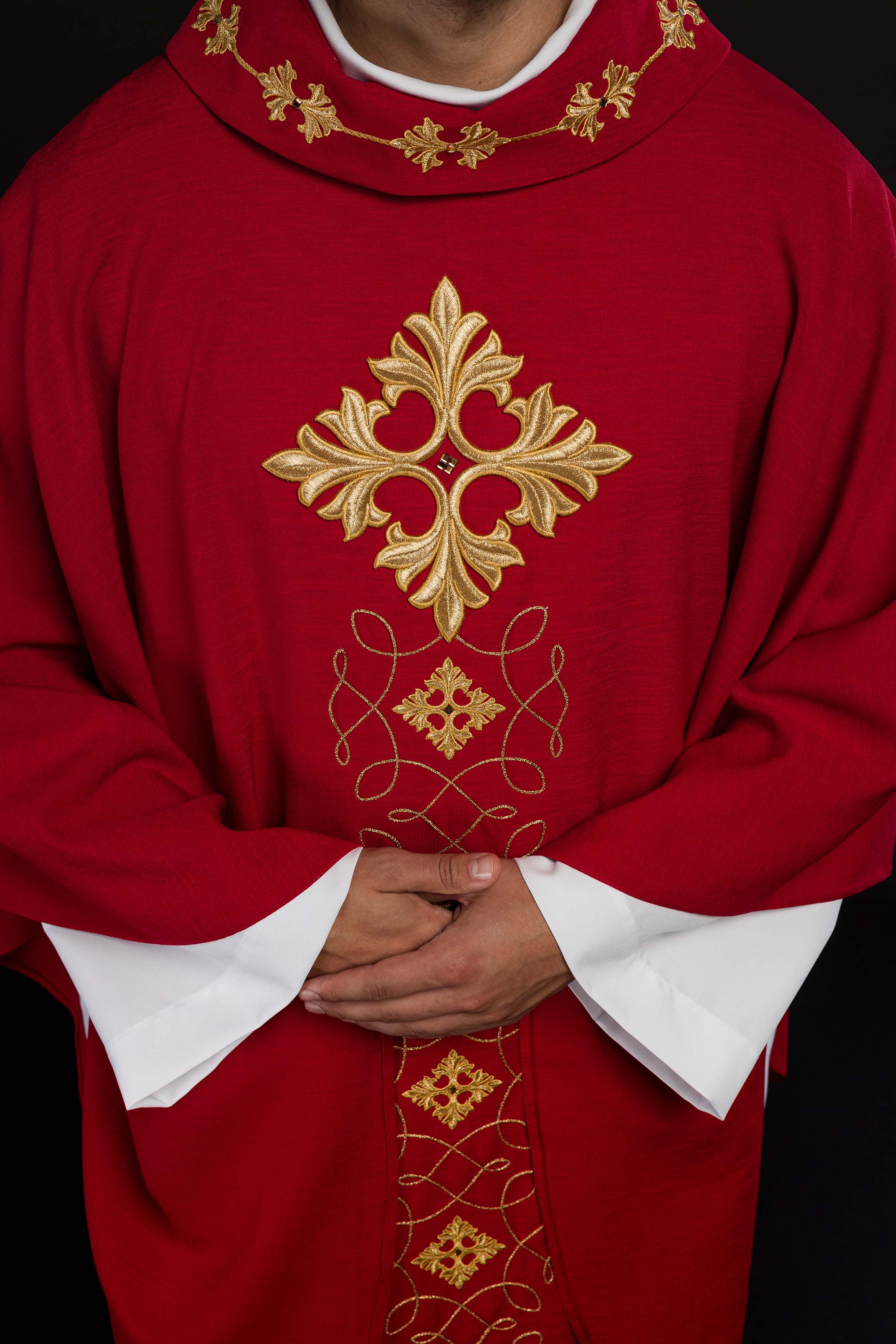 Chasuble rouge richement brodée de cordes et de pierres