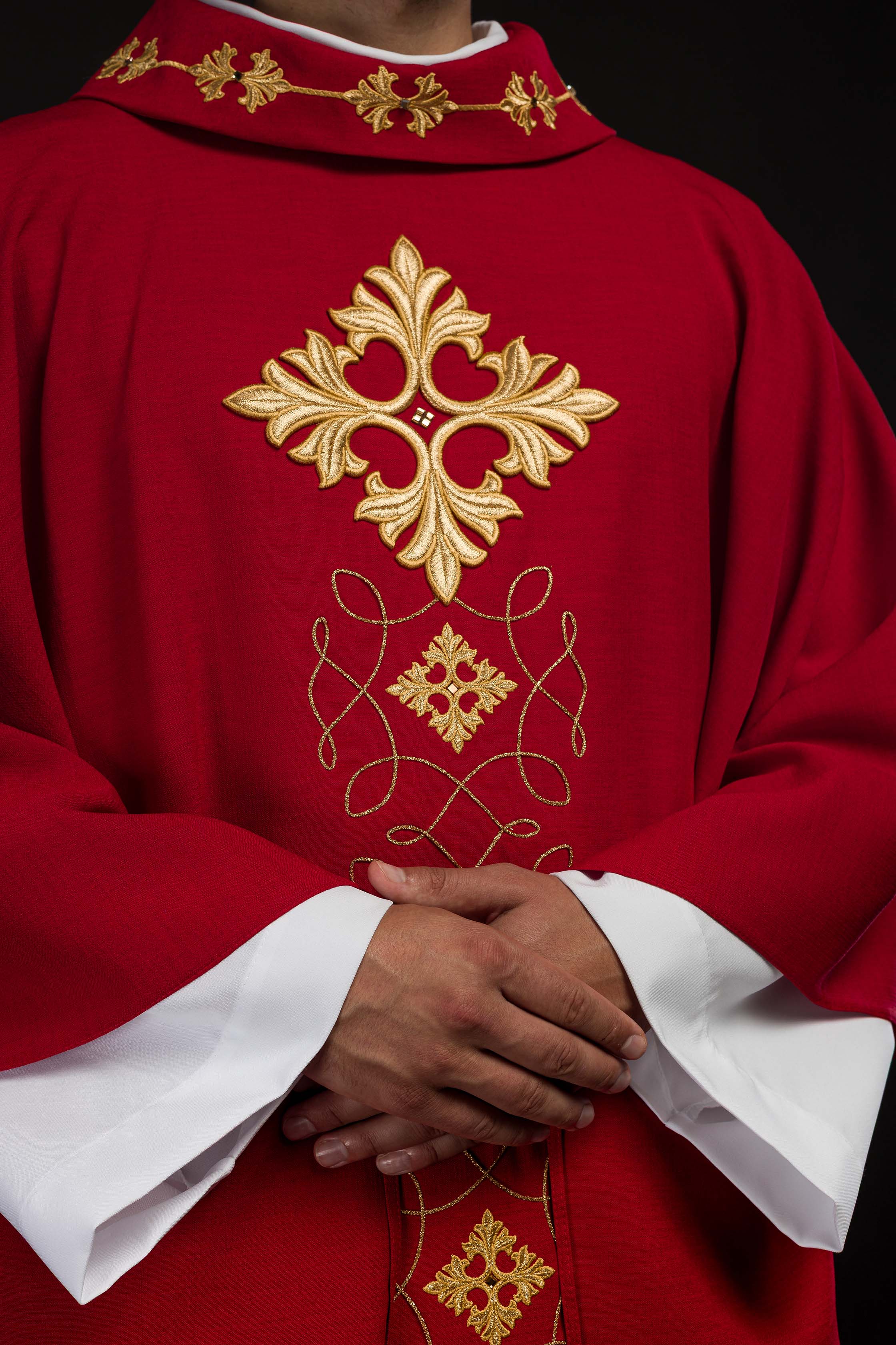 Chasuble rouge richement brodée de cordes et de pierres