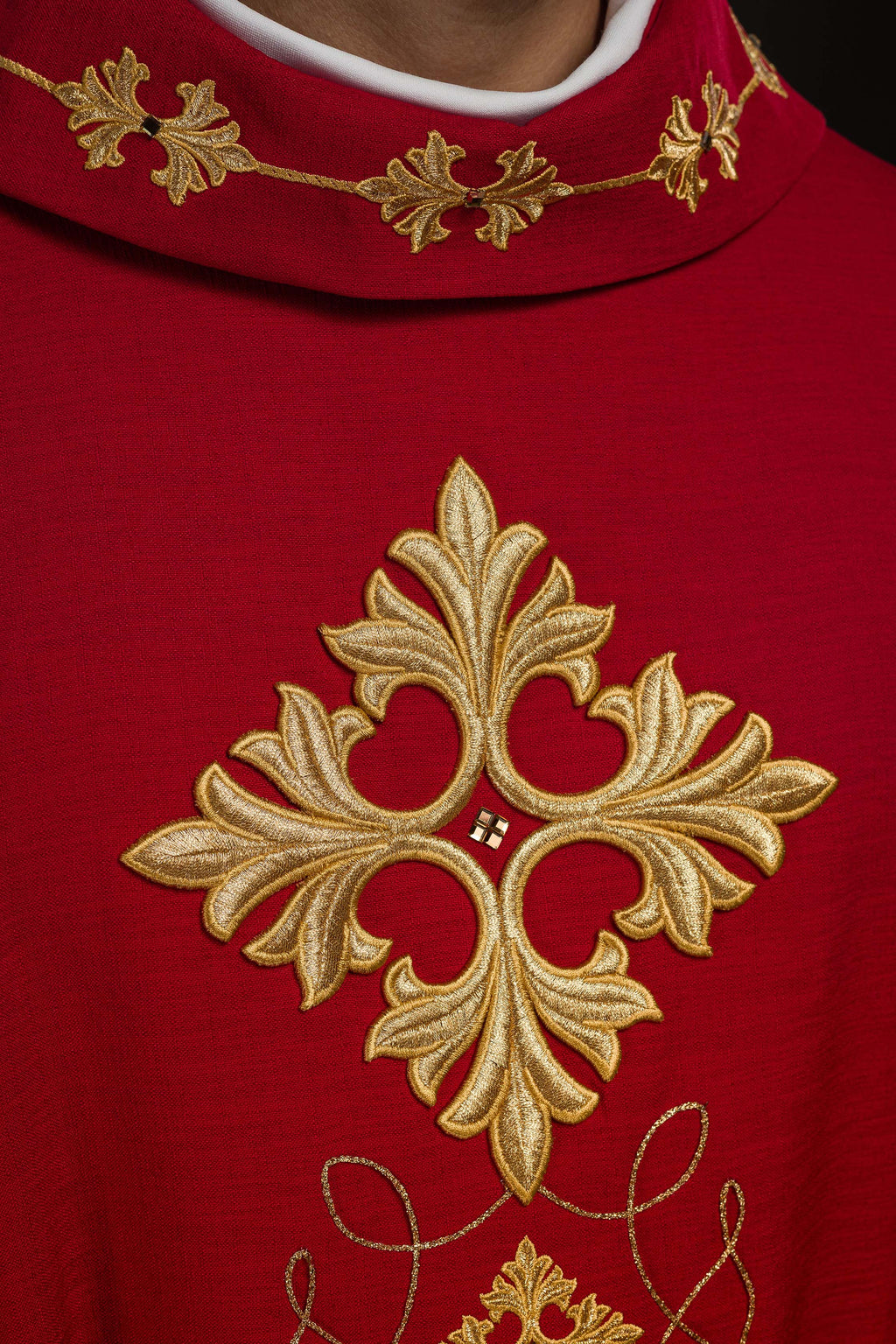 Chasuble rouge richement brodée de cordes et de pierres