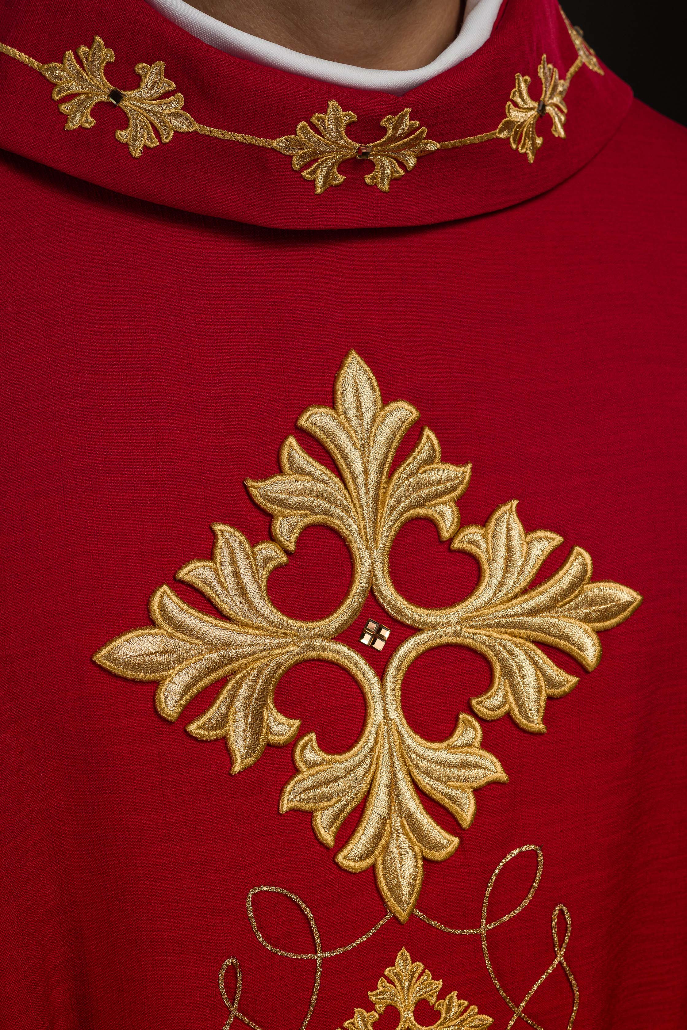 Chasuble rouge richement brodée de cordes et de pierres